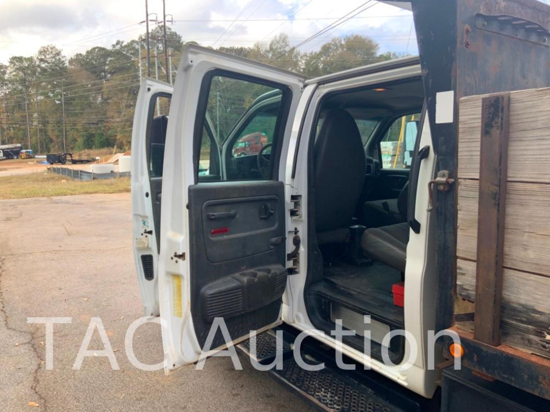 2004 Chevrolet C4500 Crew Cab Flatbed Dump Truck - Image 16 of 43