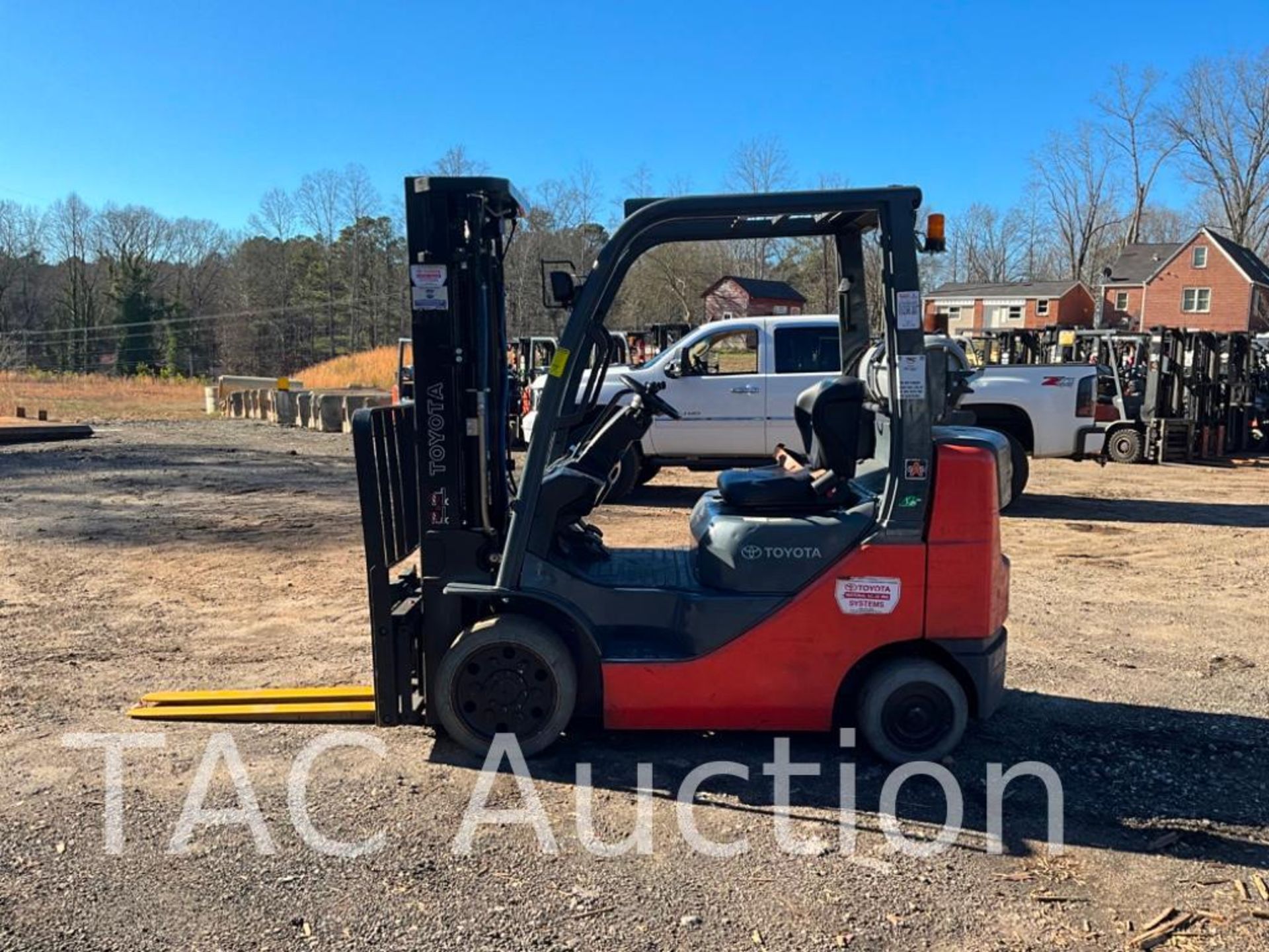 2011 Toyota 8FGCU25 5000lb Forklift - Image 2 of 32