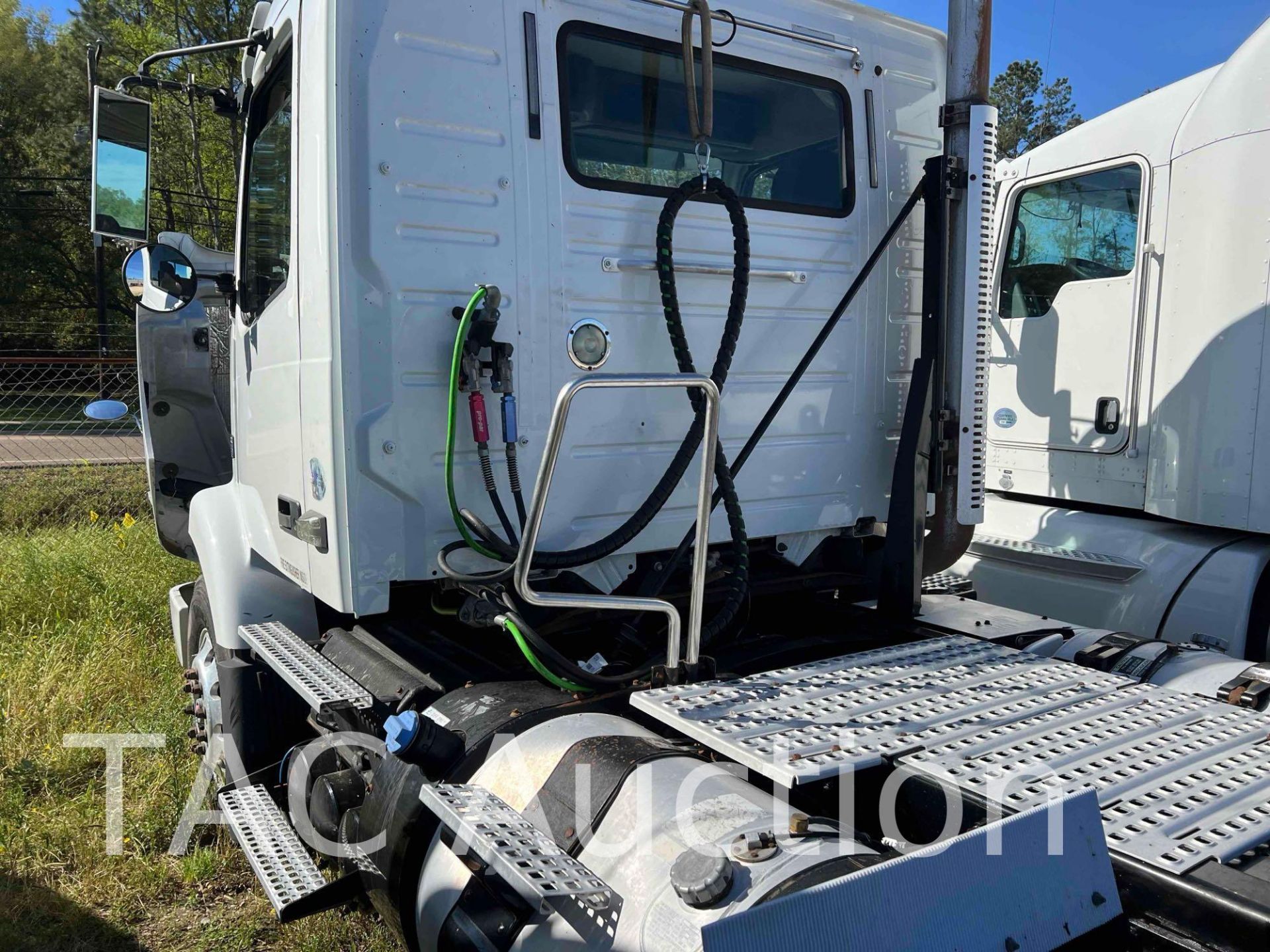 2014 Volvo VNM Day Cab - Image 42 of 64