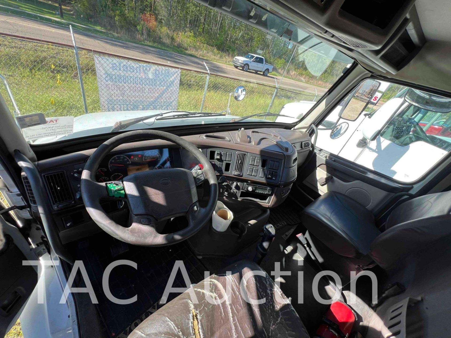 2014 Volvo VNM Day Cab - Image 18 of 64
