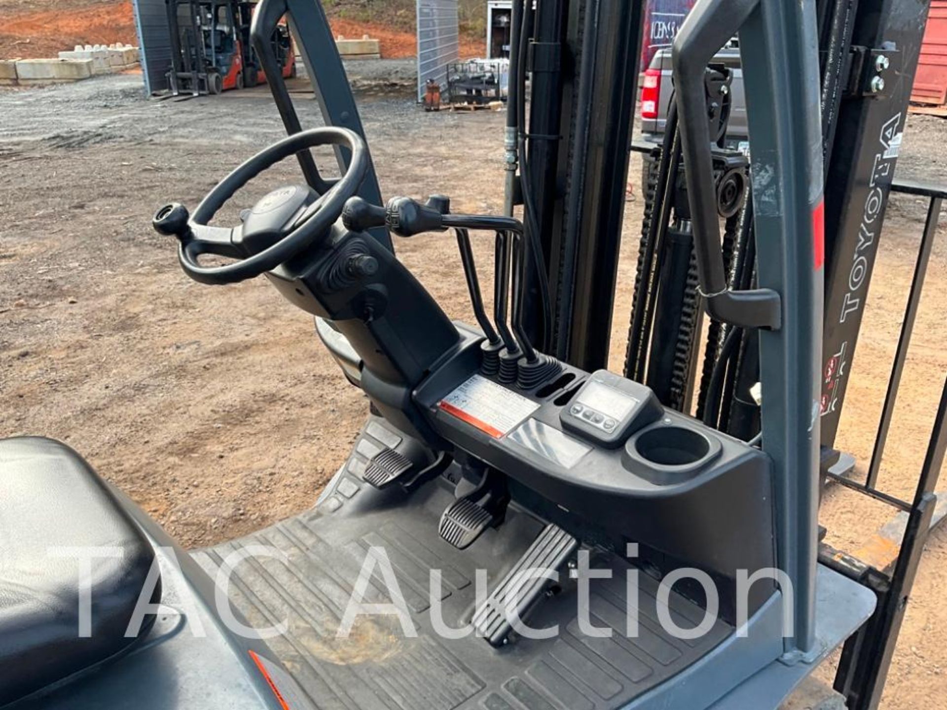 2011 Toyota 8FGCU25 5000lb Forklift - Image 15 of 33