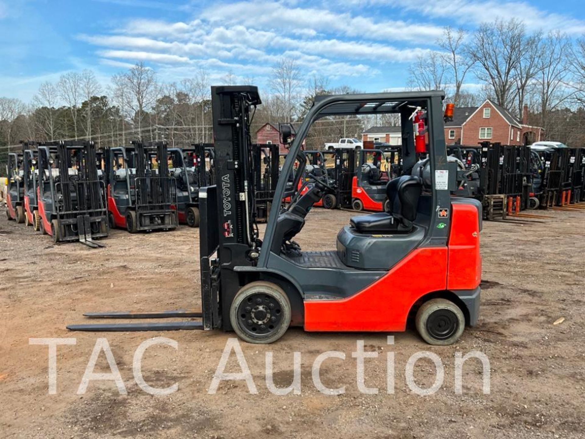 2011 Toyota 8FGCU25 5000lb Forklift - Image 2 of 33