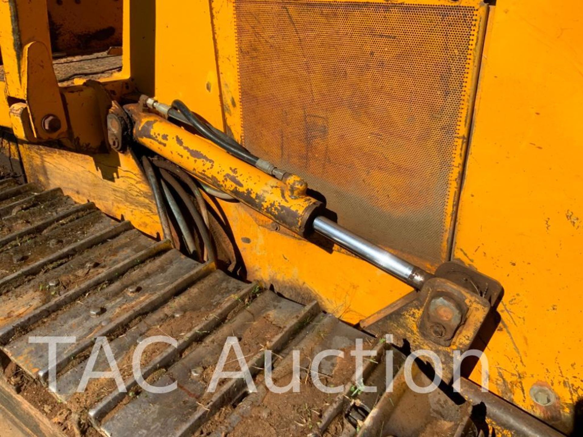 John Deere 550G Crawler Dozer - Image 34 of 36