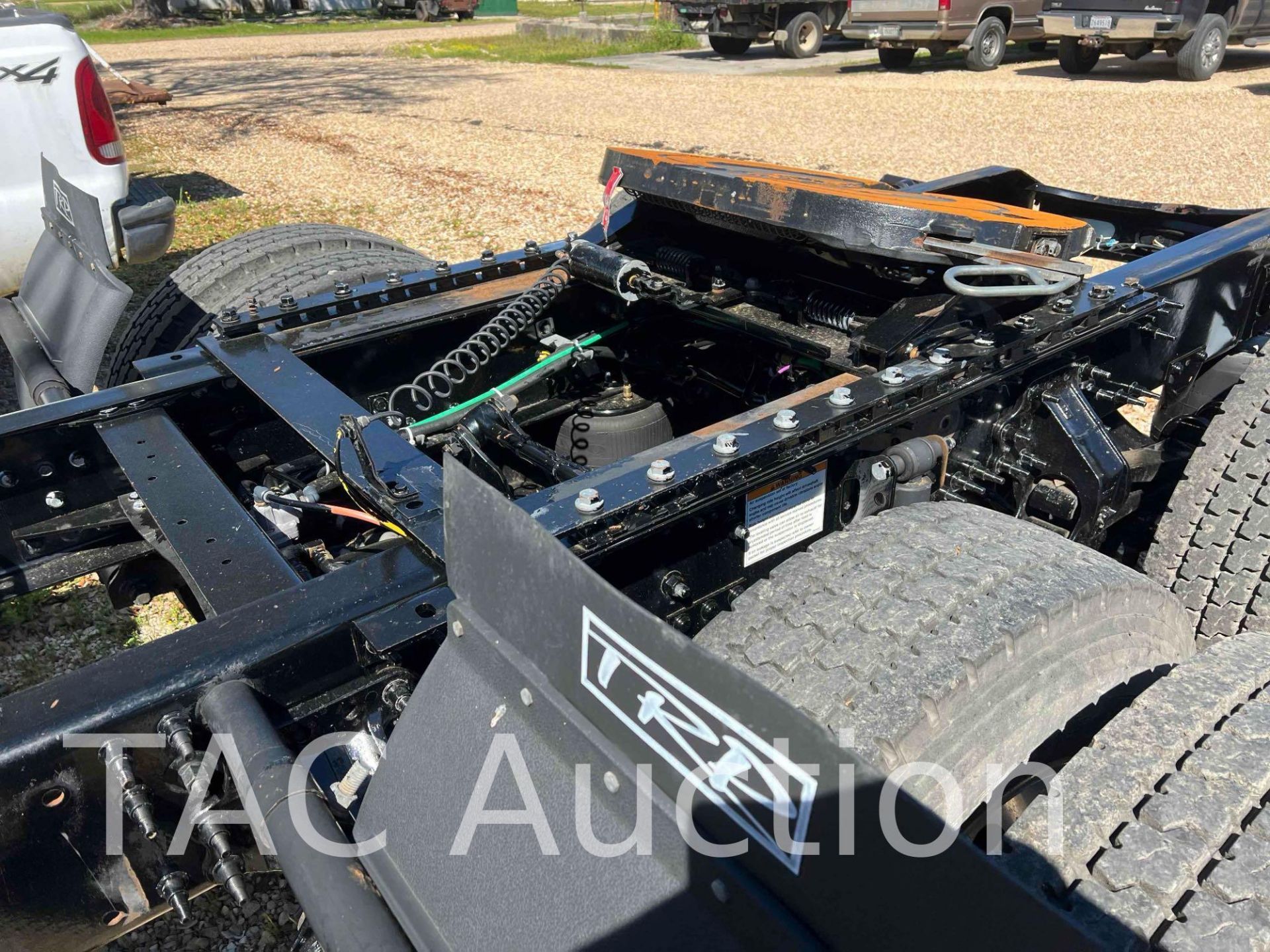 2016 Volvo VNL Day Cab - Image 33 of 55