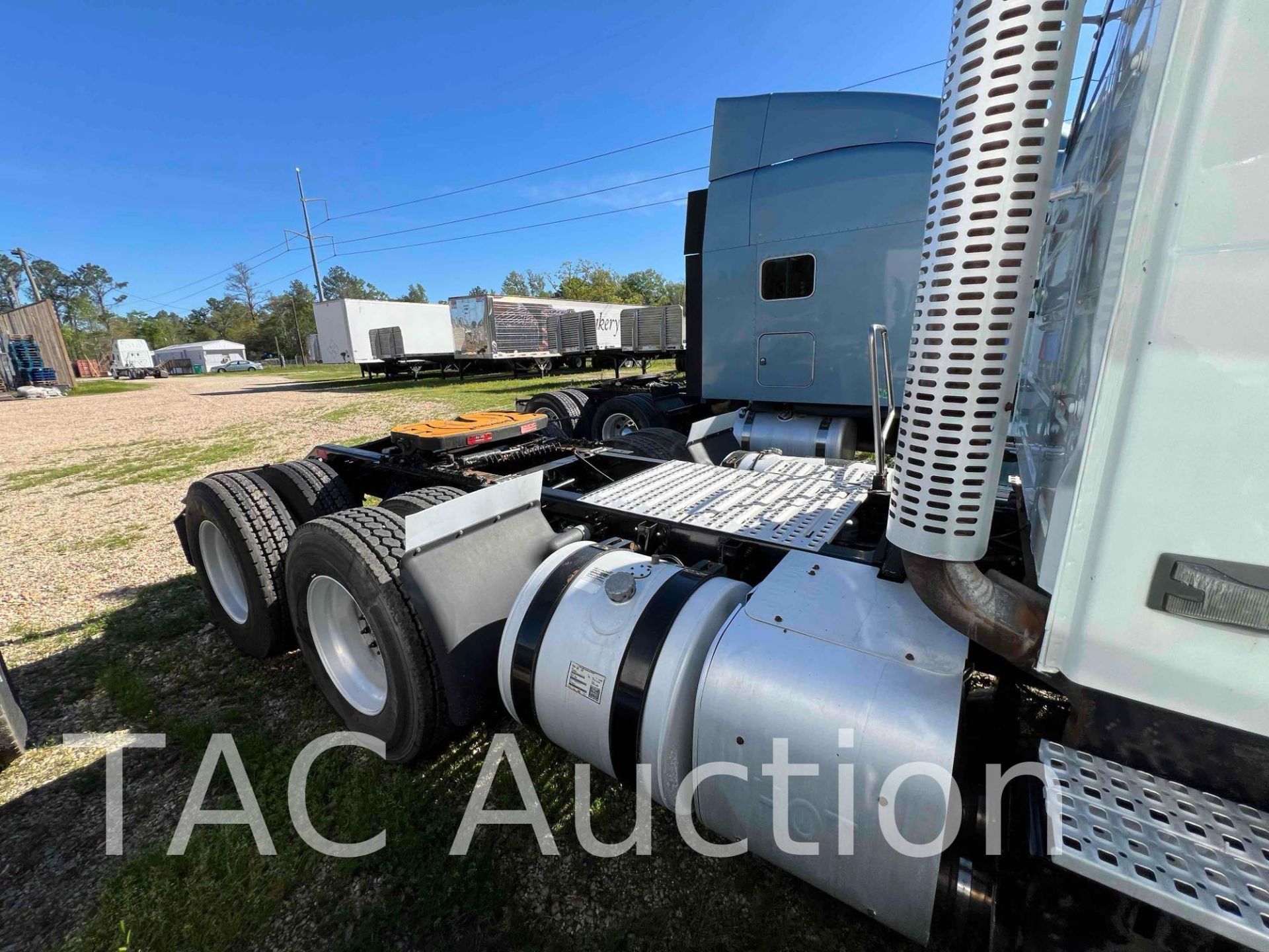 2014 Volvo VNM Day Cab - Image 4 of 64