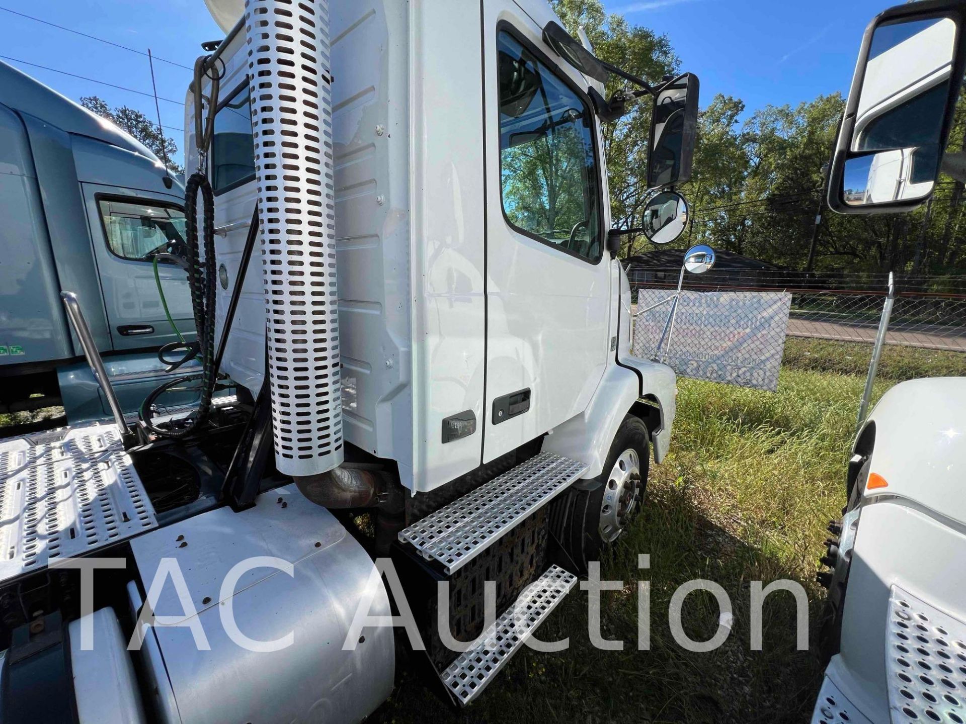 2014 Volvo VNM Day Cab - Image 2 of 64