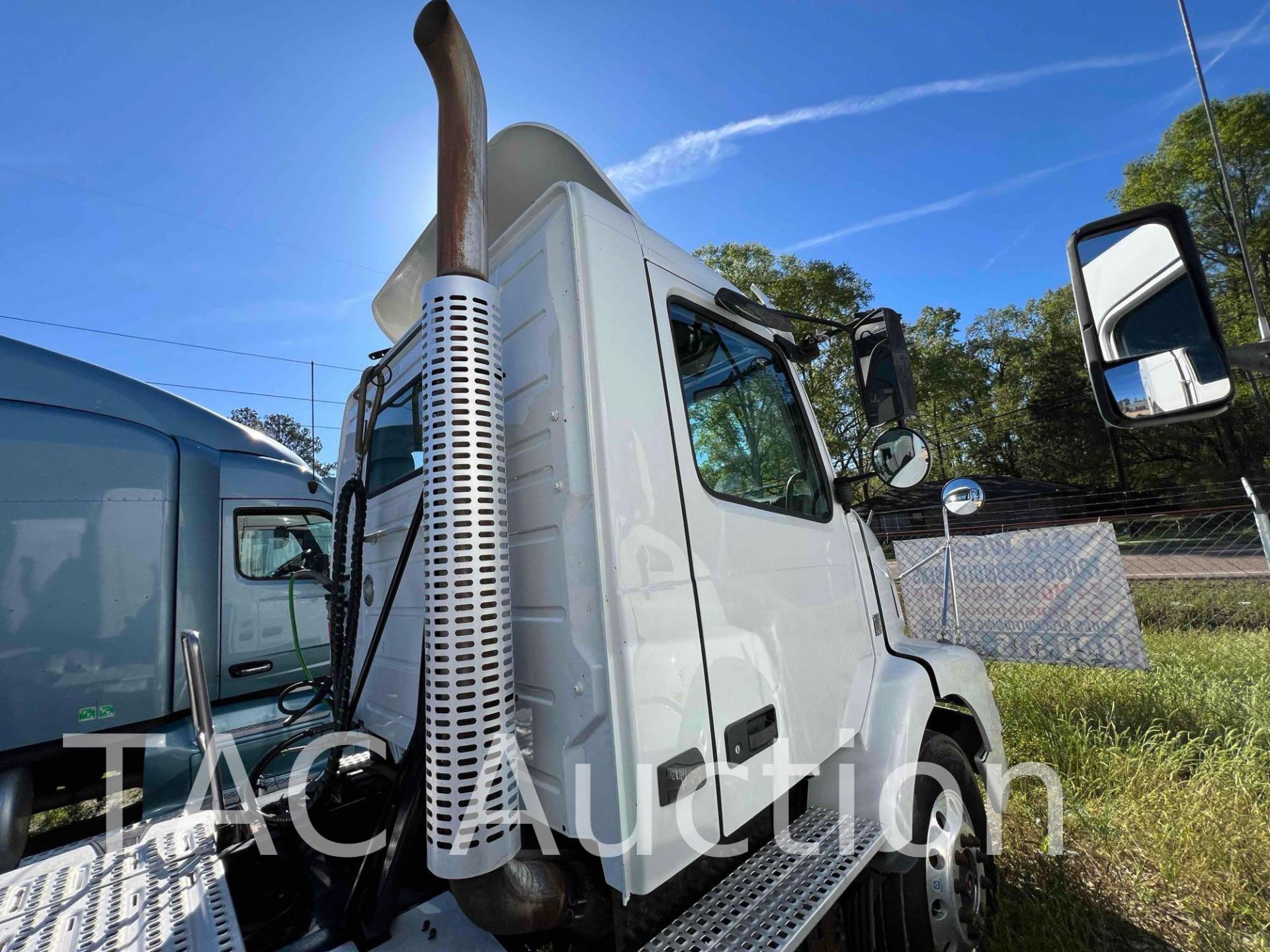 2014 Volvo VNM Day Cab - Image 3 of 64