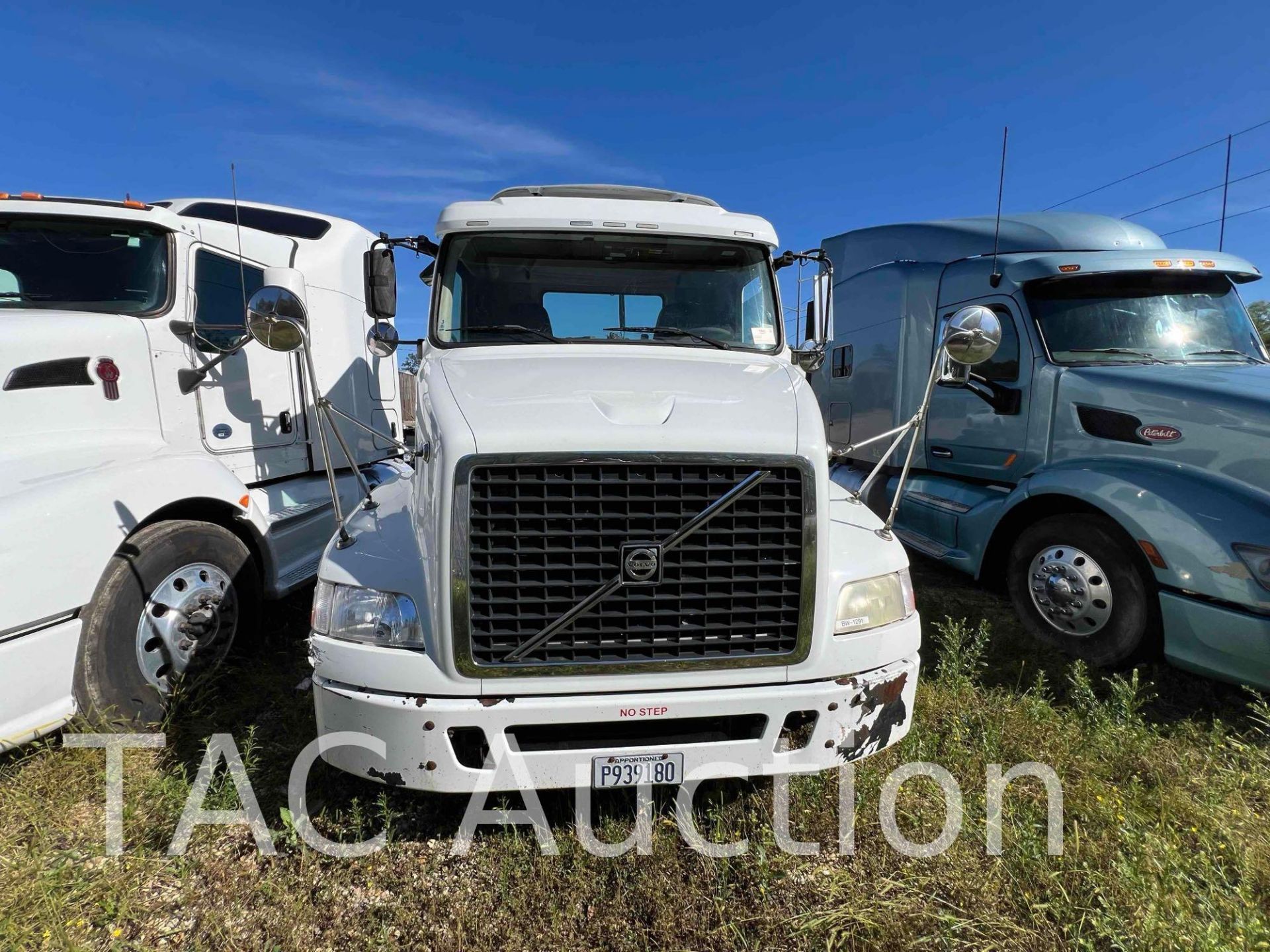 2014 Volvo VNM Day Cab - Image 10 of 64