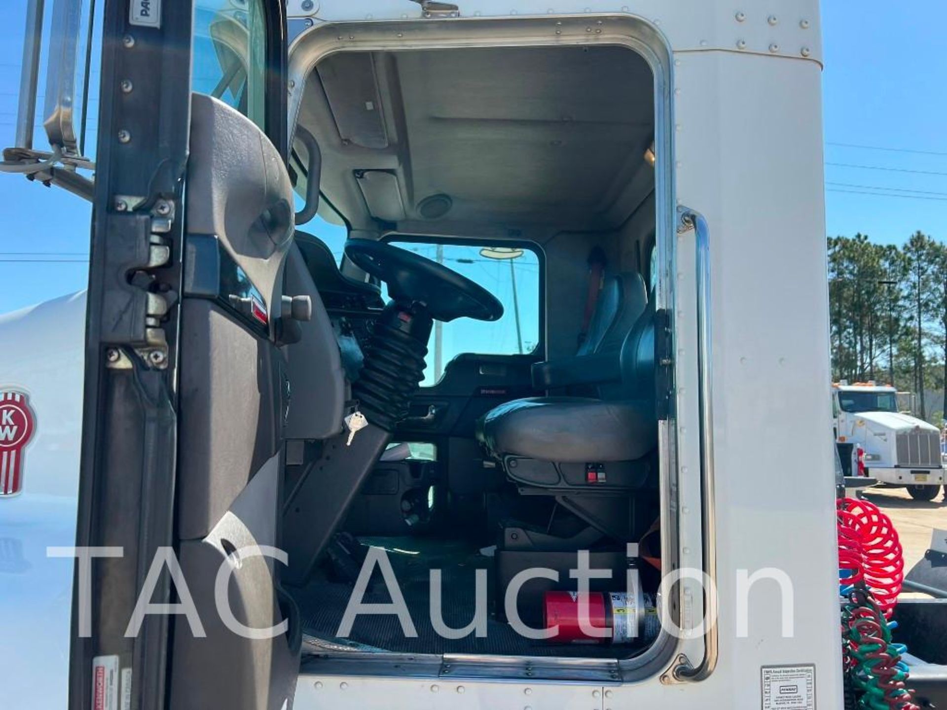 2015 Kenworth T370 S/A Day Cab - Image 11 of 52