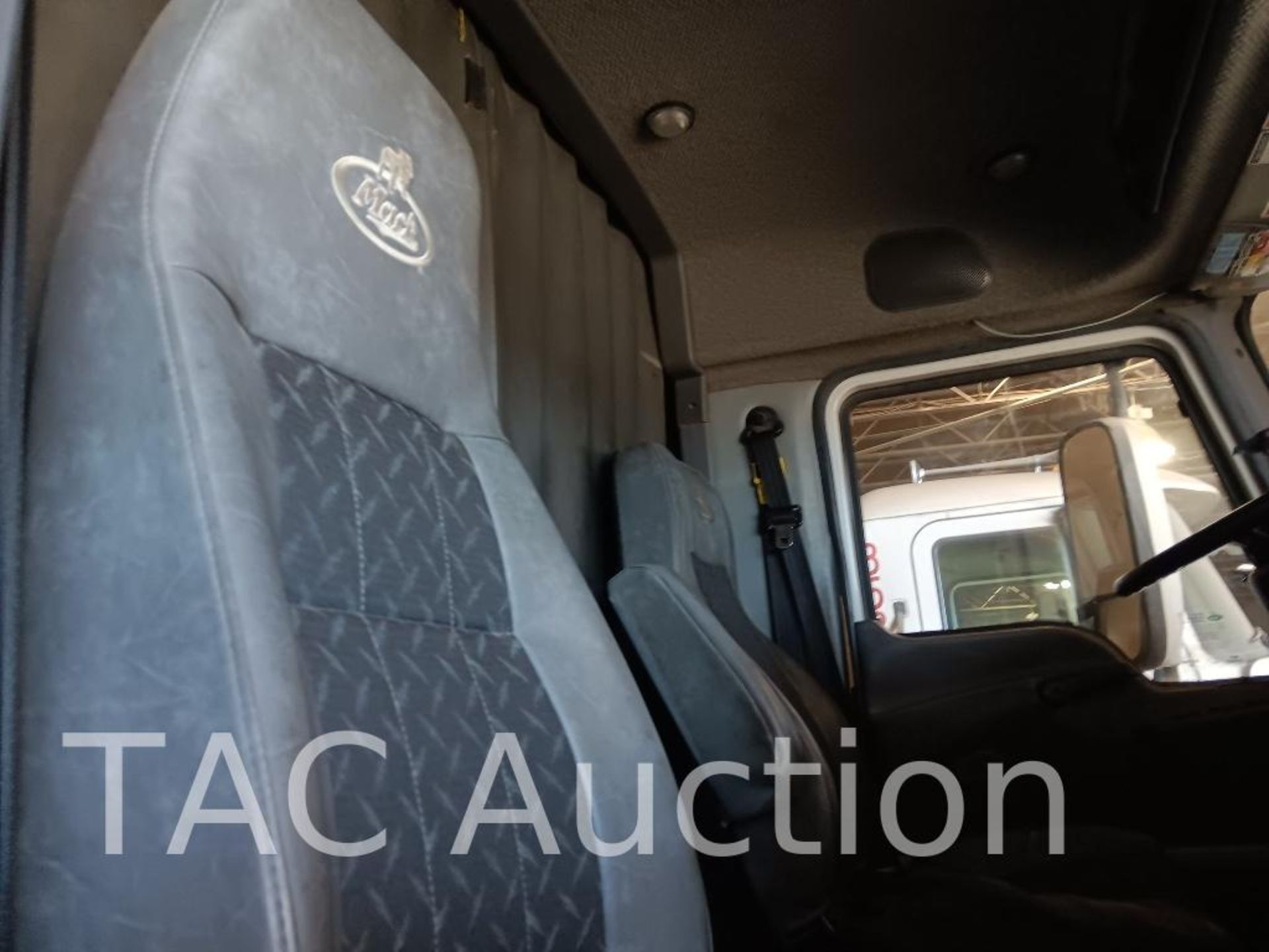 2015 Mack CXU613 Sleeper Truck - Image 18 of 81