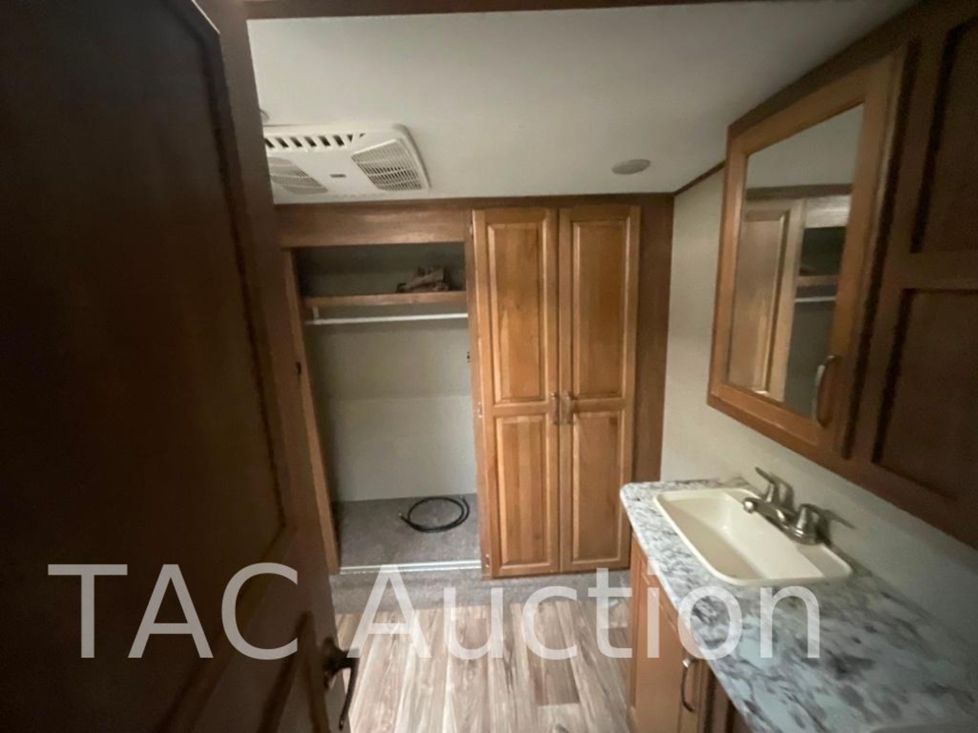 2017 Keystone Laredo LA350FB17 35ft Fifth Wheel Camper - Image 52 of 73