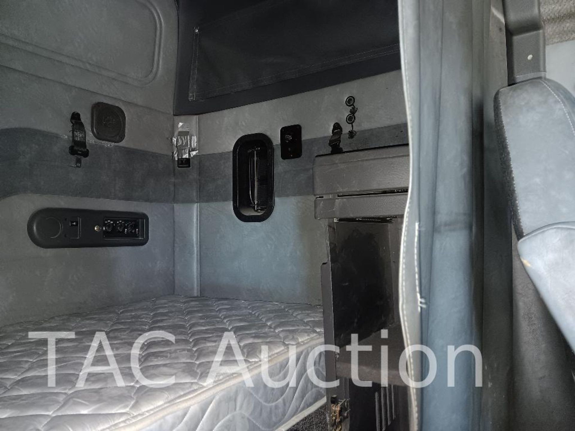 2015 Mack CXU613 Sleeper Truck - Image 21 of 81