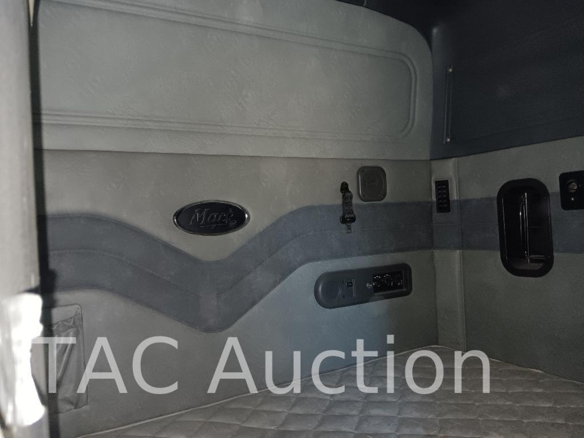 2014 Mack CXU613 Sleeper Truck - Image 99 of 148