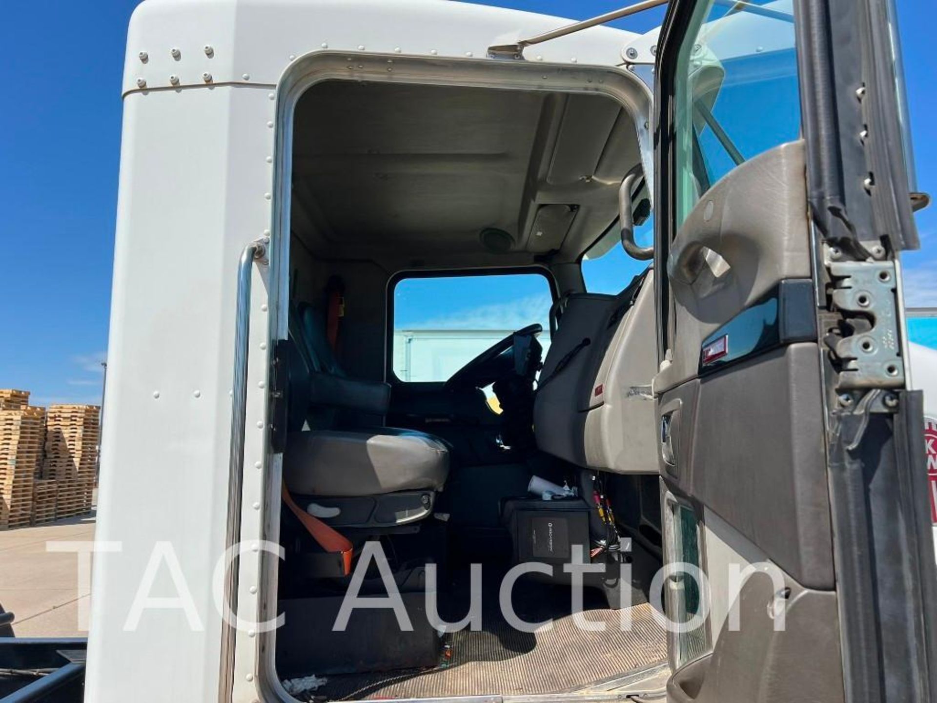 2015 Kenworth T370 S/A Day Cab - Image 24 of 52