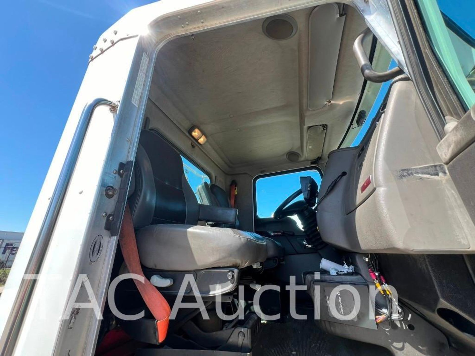 2015 Kenworth T370 S/A Day Cab - Image 25 of 52