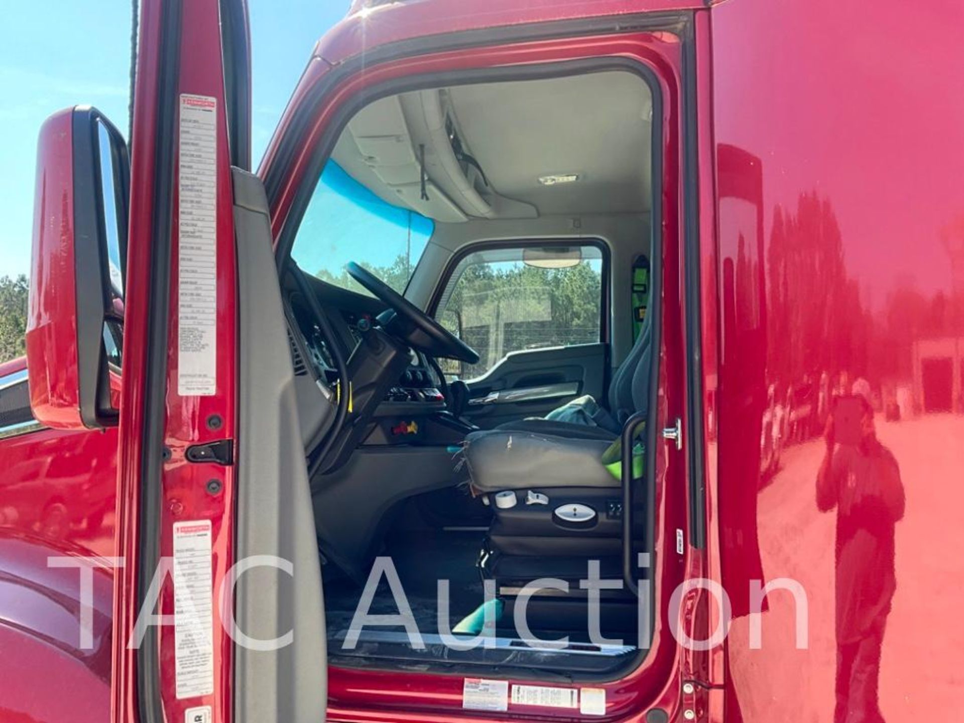 2018 Kenworth T680 Day Cab - Image 11 of 81