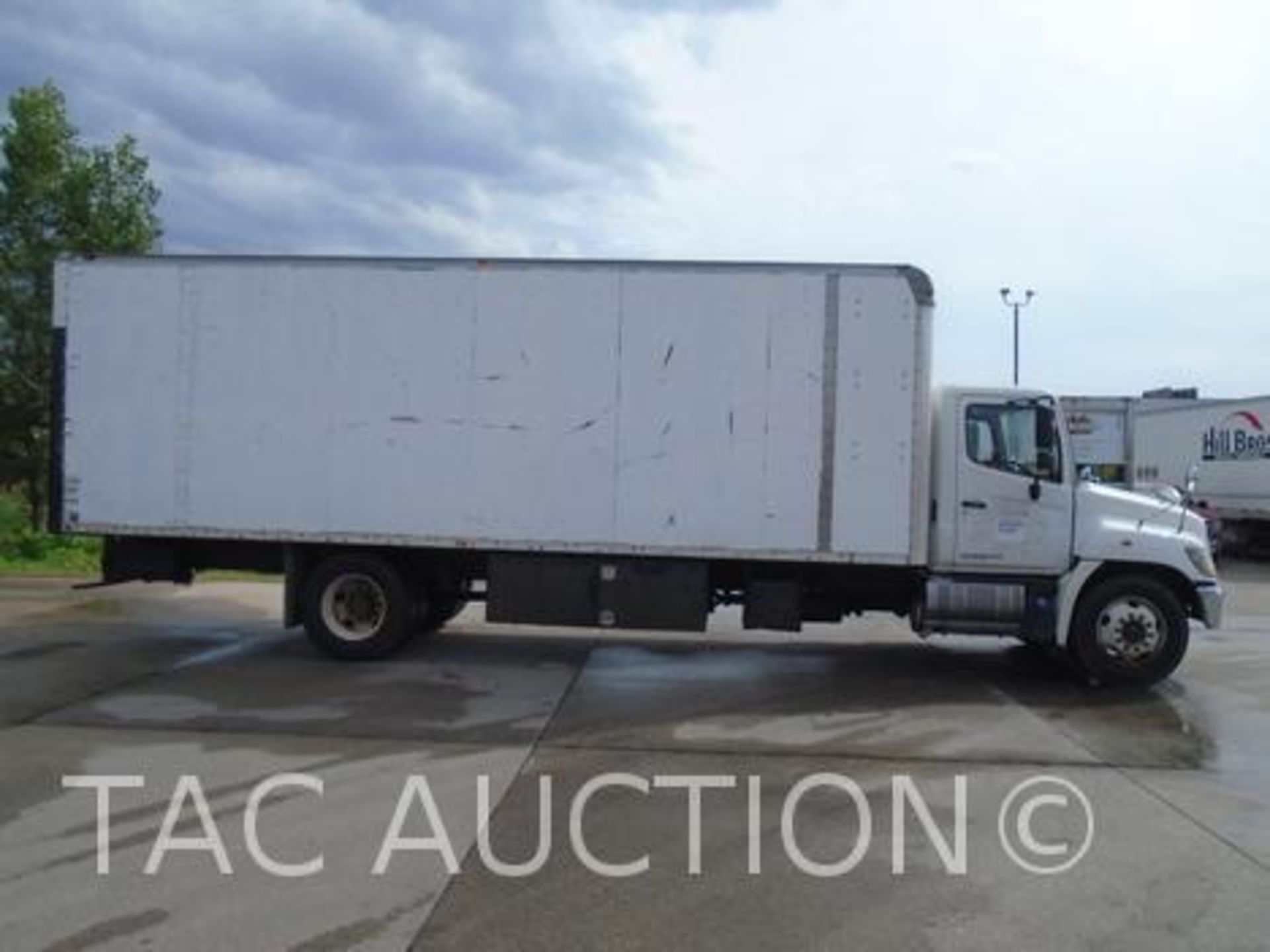 2015 Hino 338 26ft Box Truck - Image 8 of 46