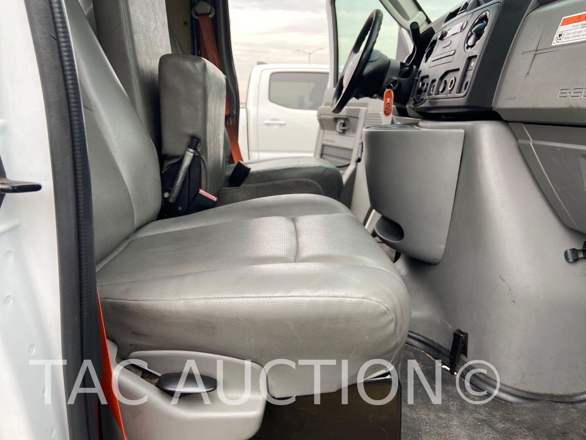 2015 Ford E-350 12ft Box Truck - Image 30 of 70