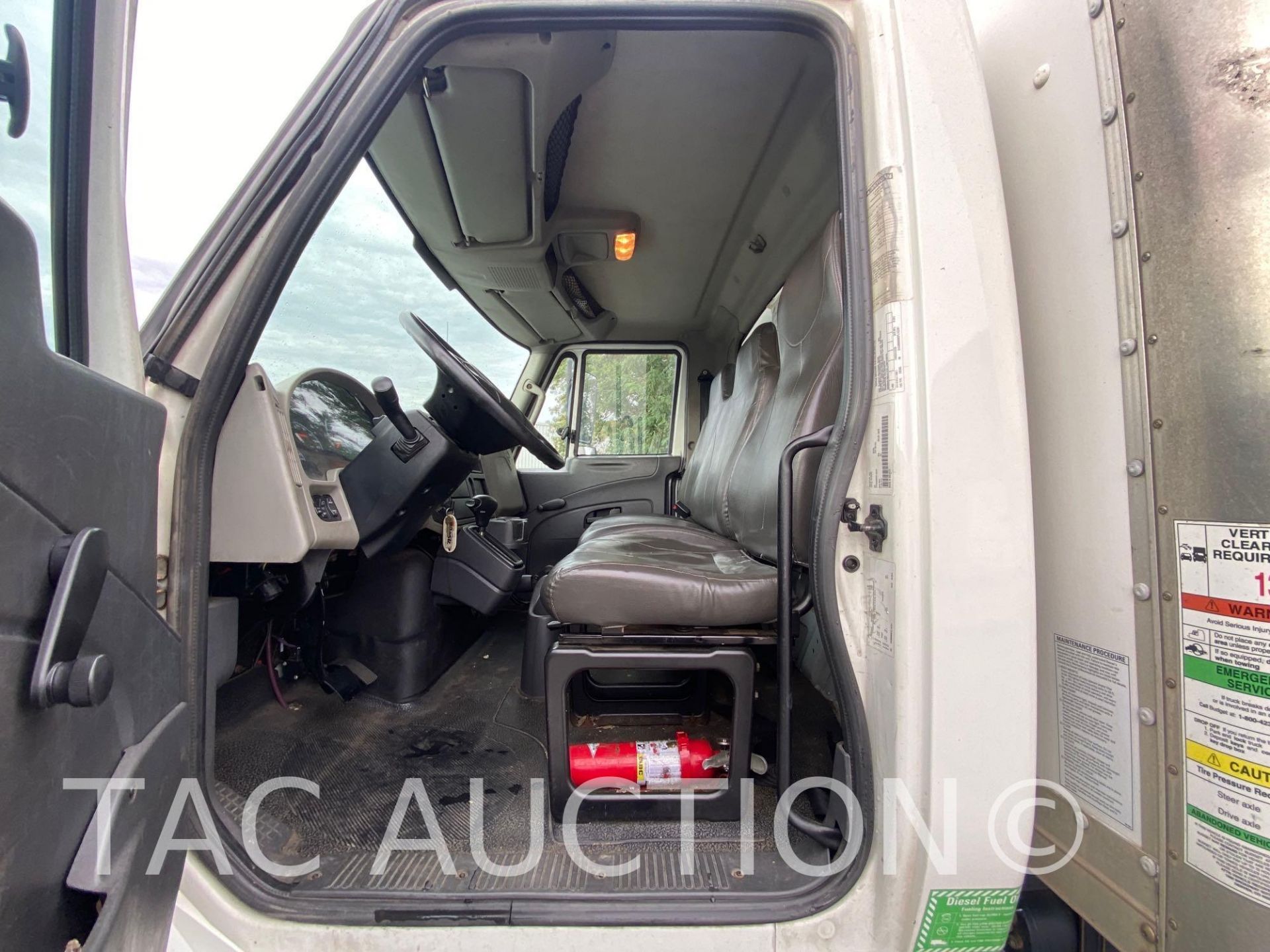 2015 International Durastar 4300 26ft Box Truck - Image 13 of 58