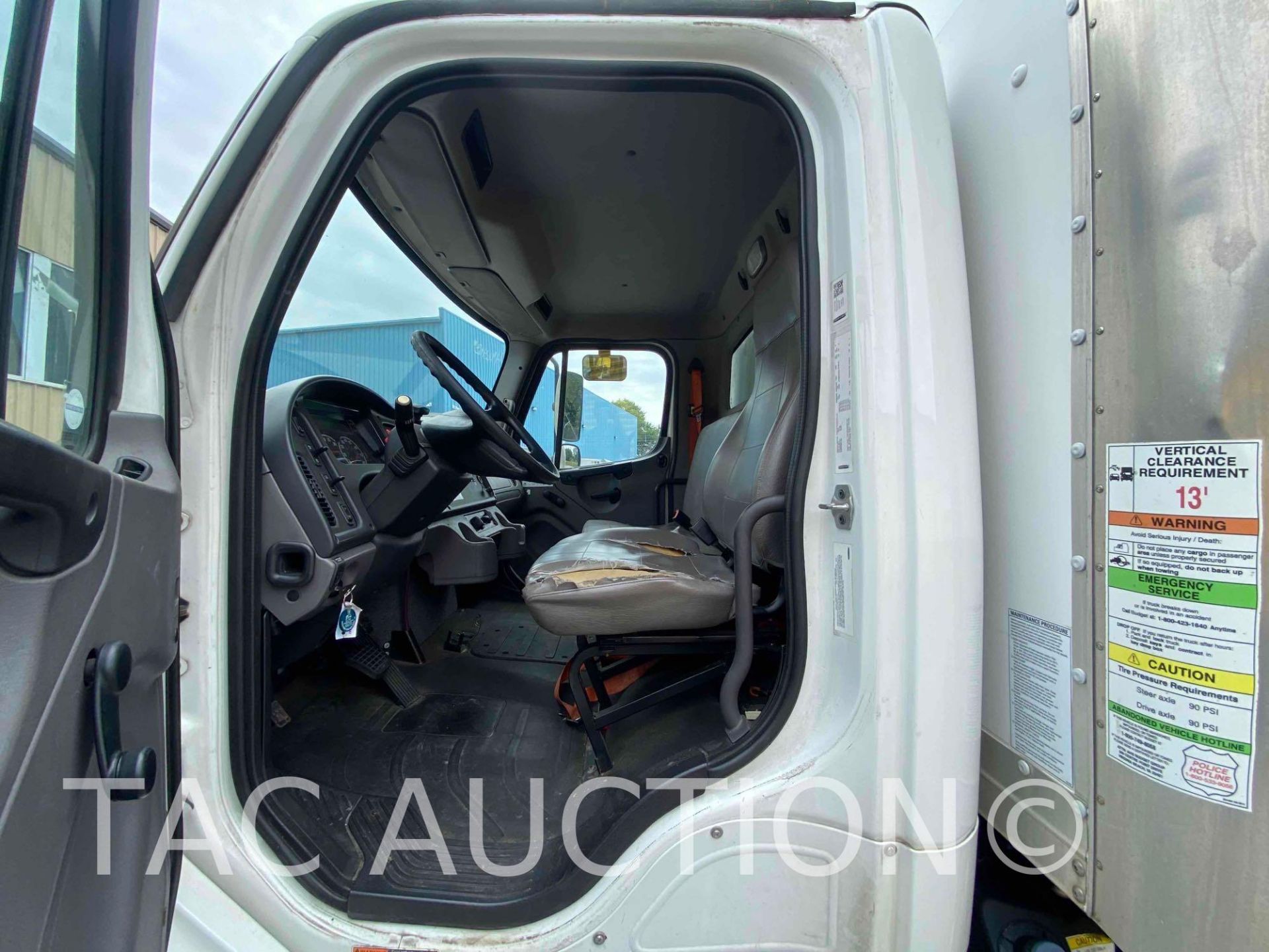 2016 Freightliner M2106 26ft Box Truck - Image 10 of 57