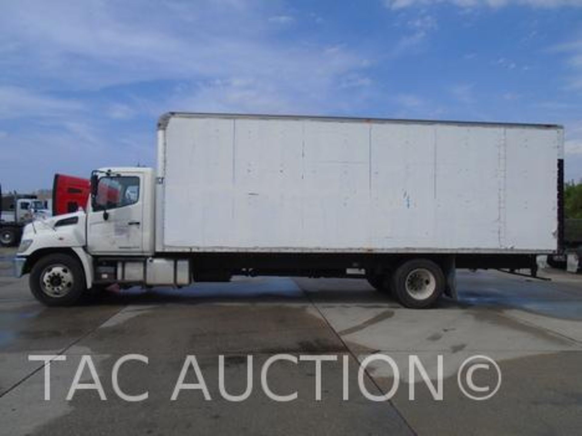 2015 Hino 338 26ft Box Truck - Image 7 of 46