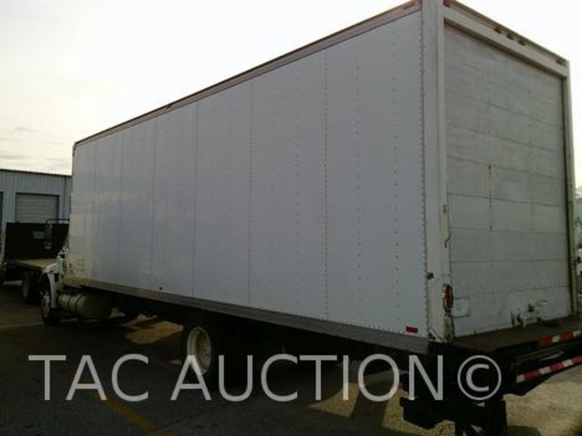 2016 International Durastar 4300 26ft Box Truck - Image 2 of 32