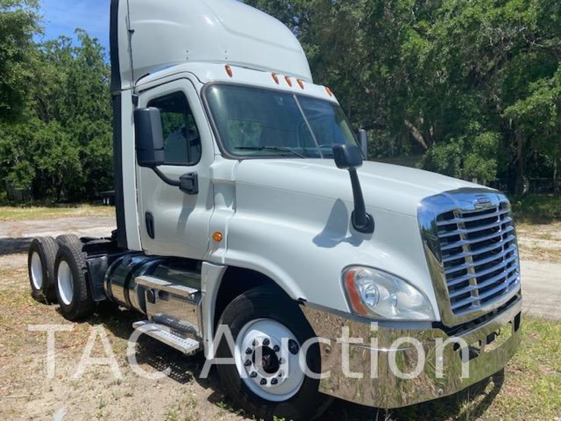 2017 Freightliner Cascadia 125 Day Cab Truck - Image 6 of 45