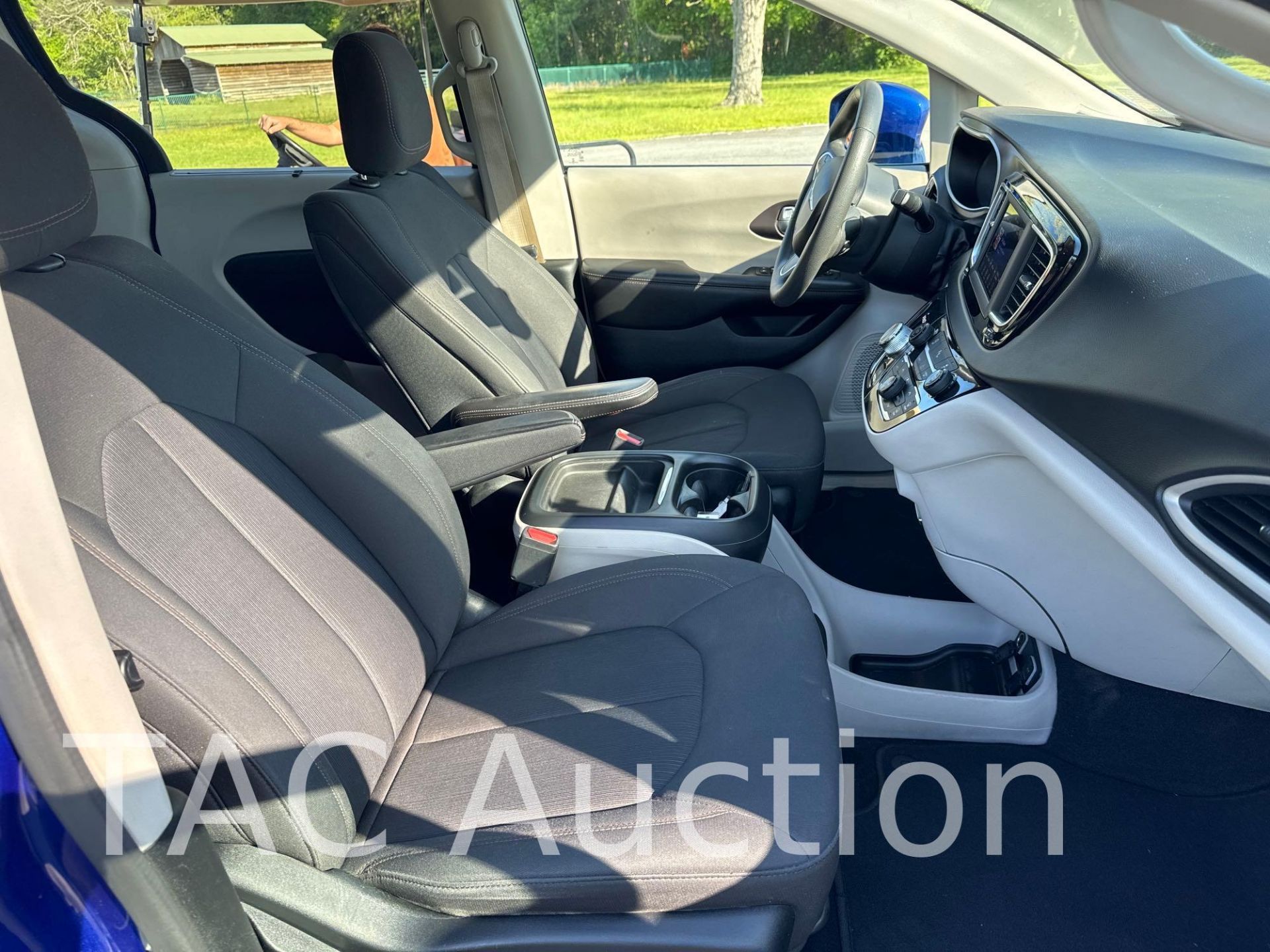 2018 Chrysler Pacifica Touring Plus Mini Van - Image 21 of 40