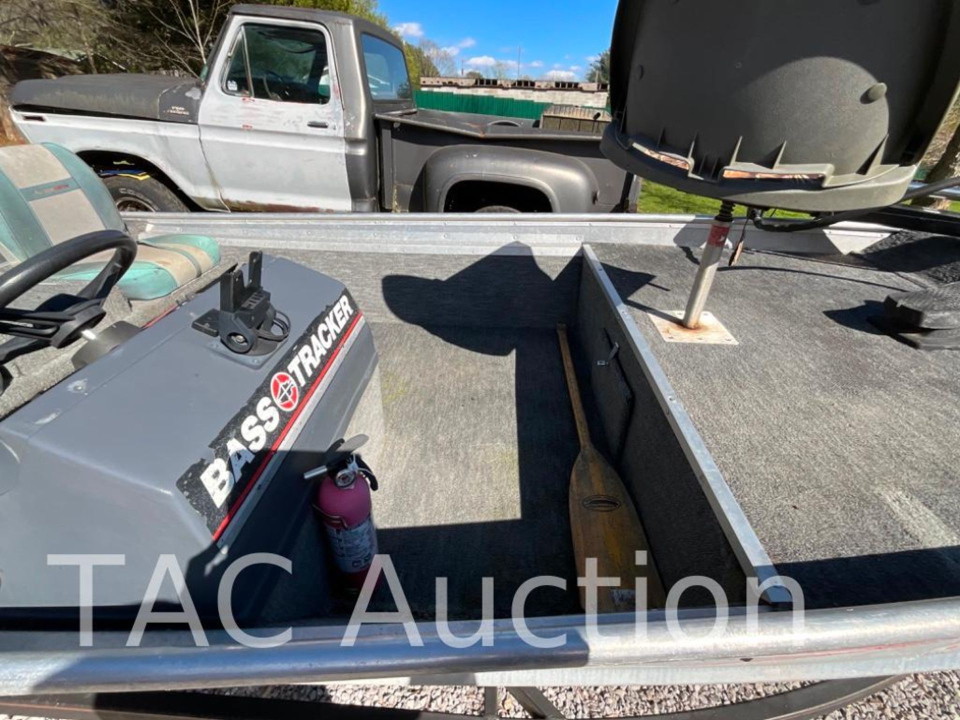 1989 Bass Tracker 17ft Bass Boat W/ Trailer - Image 16 of 52