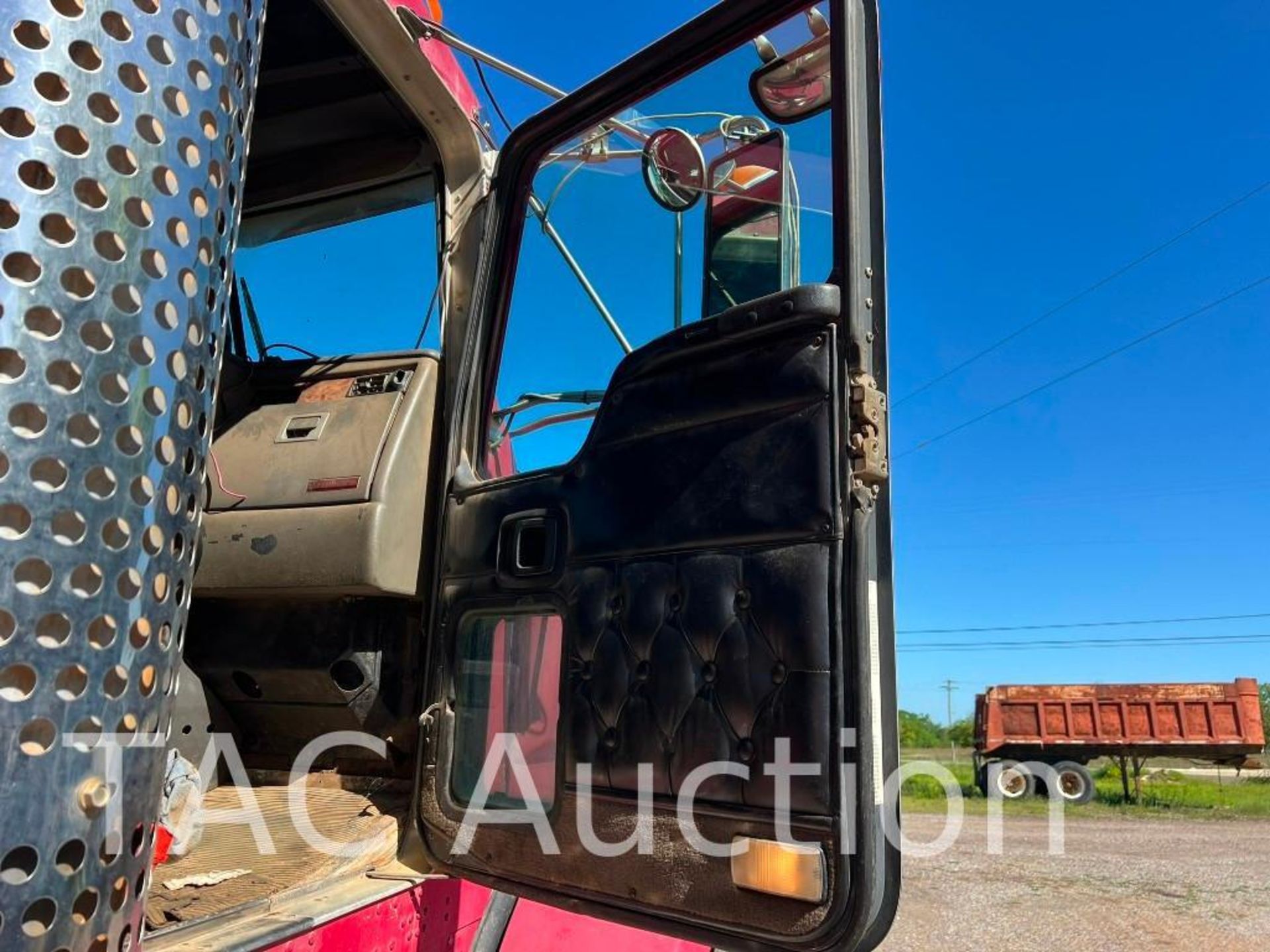 2005 Kenworth T800 Tri-Axle Dump Truck - Image 25 of 81