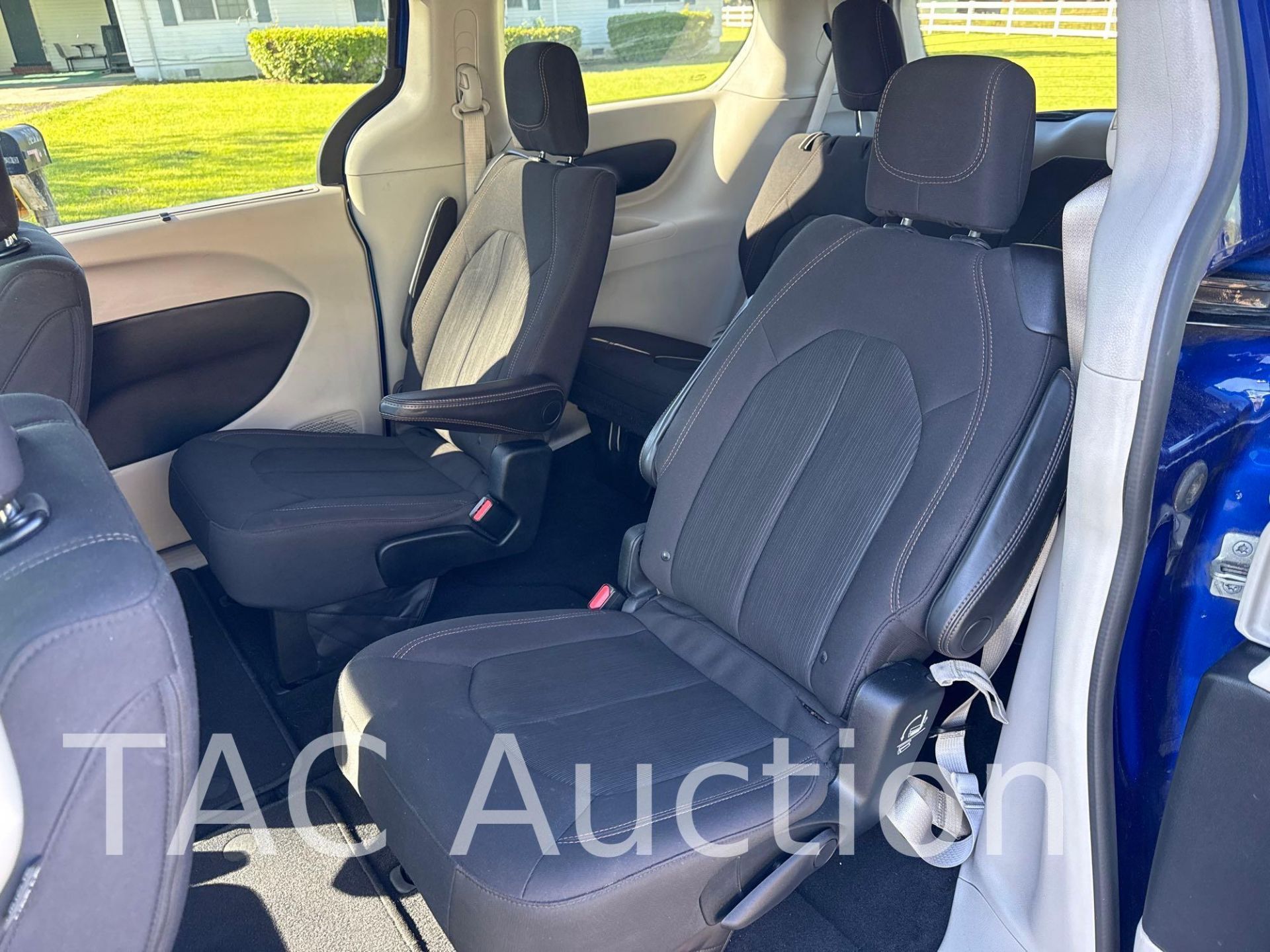 2018 Chrysler Pacifica Touring Plus Mini Van - Image 19 of 40