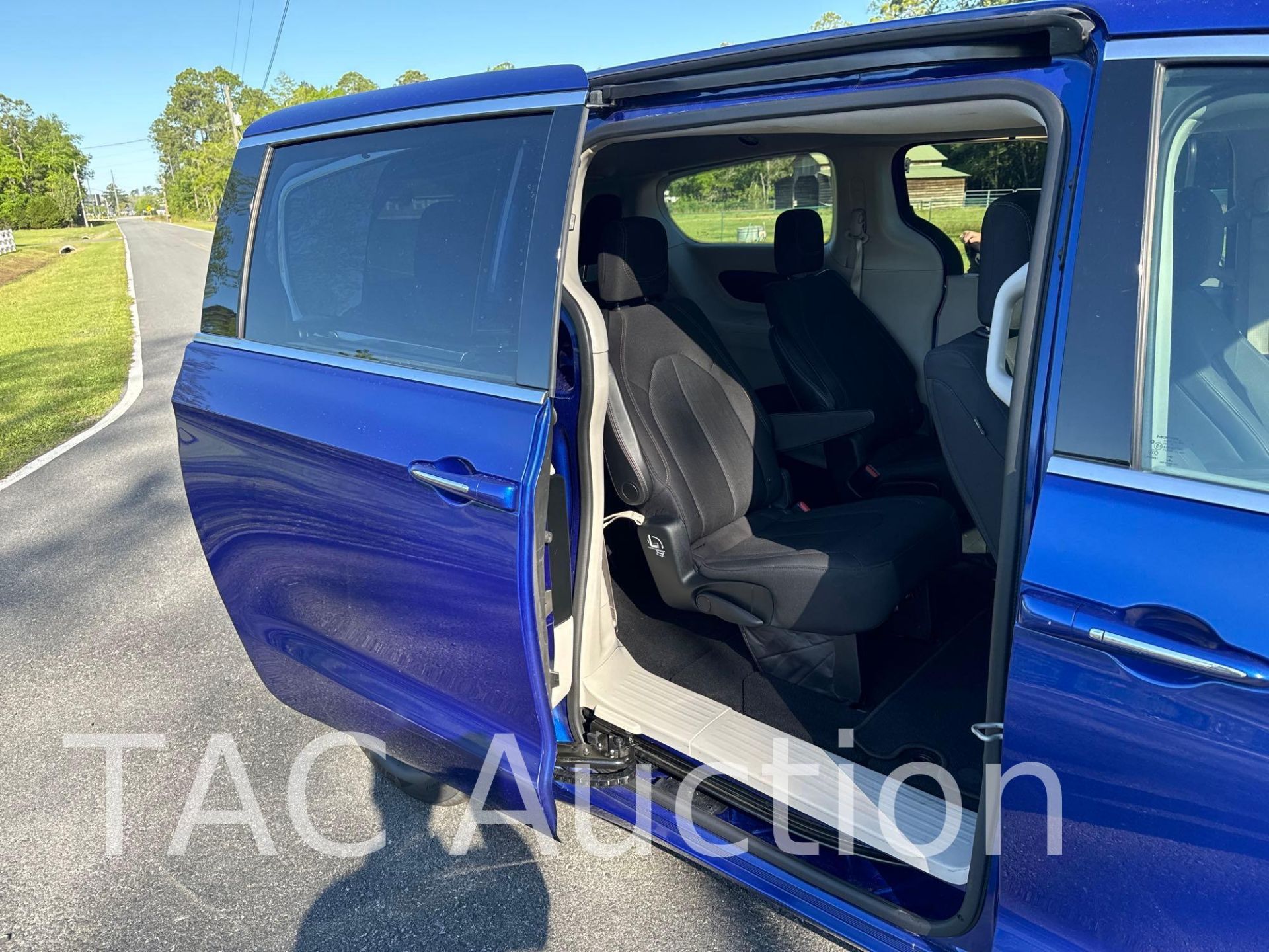2018 Chrysler Pacifica Touring Plus Mini Van - Image 22 of 40