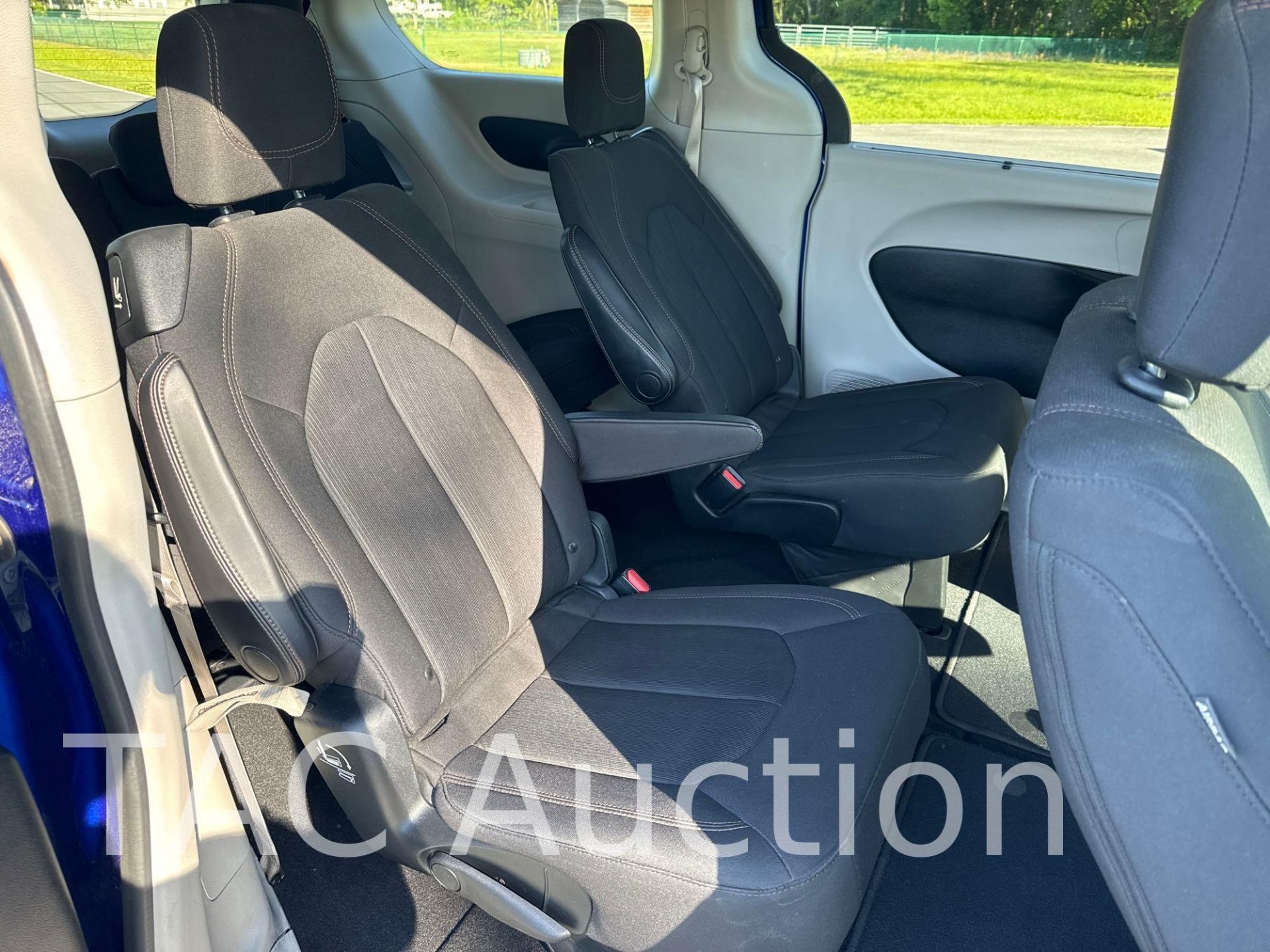 2018 Chrysler Pacifica Touring Plus Mini Van - Image 23 of 40