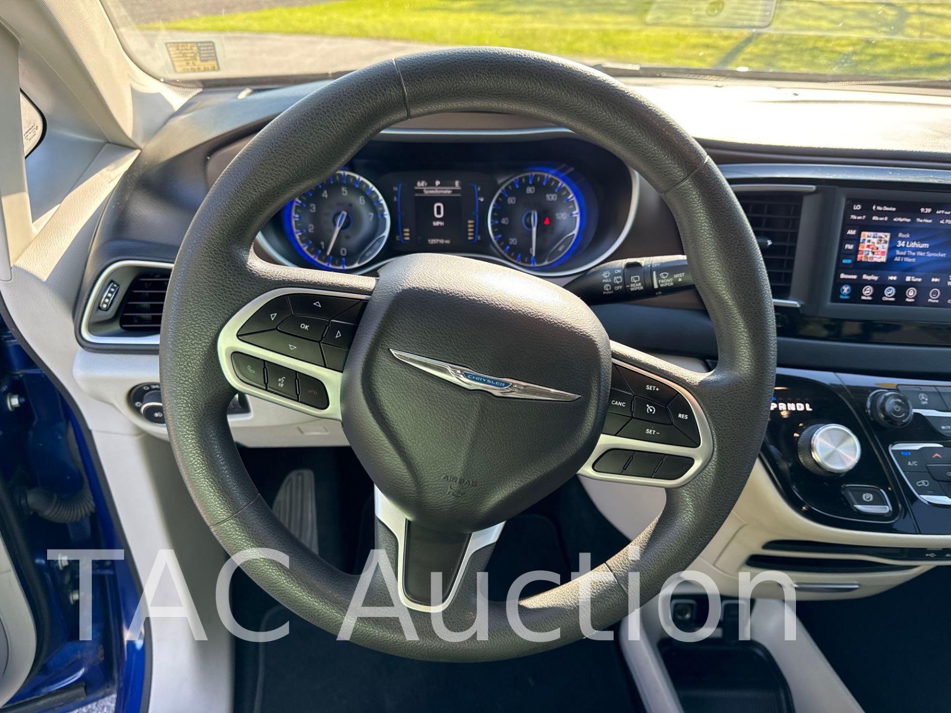 2018 Chrysler Pacifica Touring Plus Mini Van - Image 12 of 40