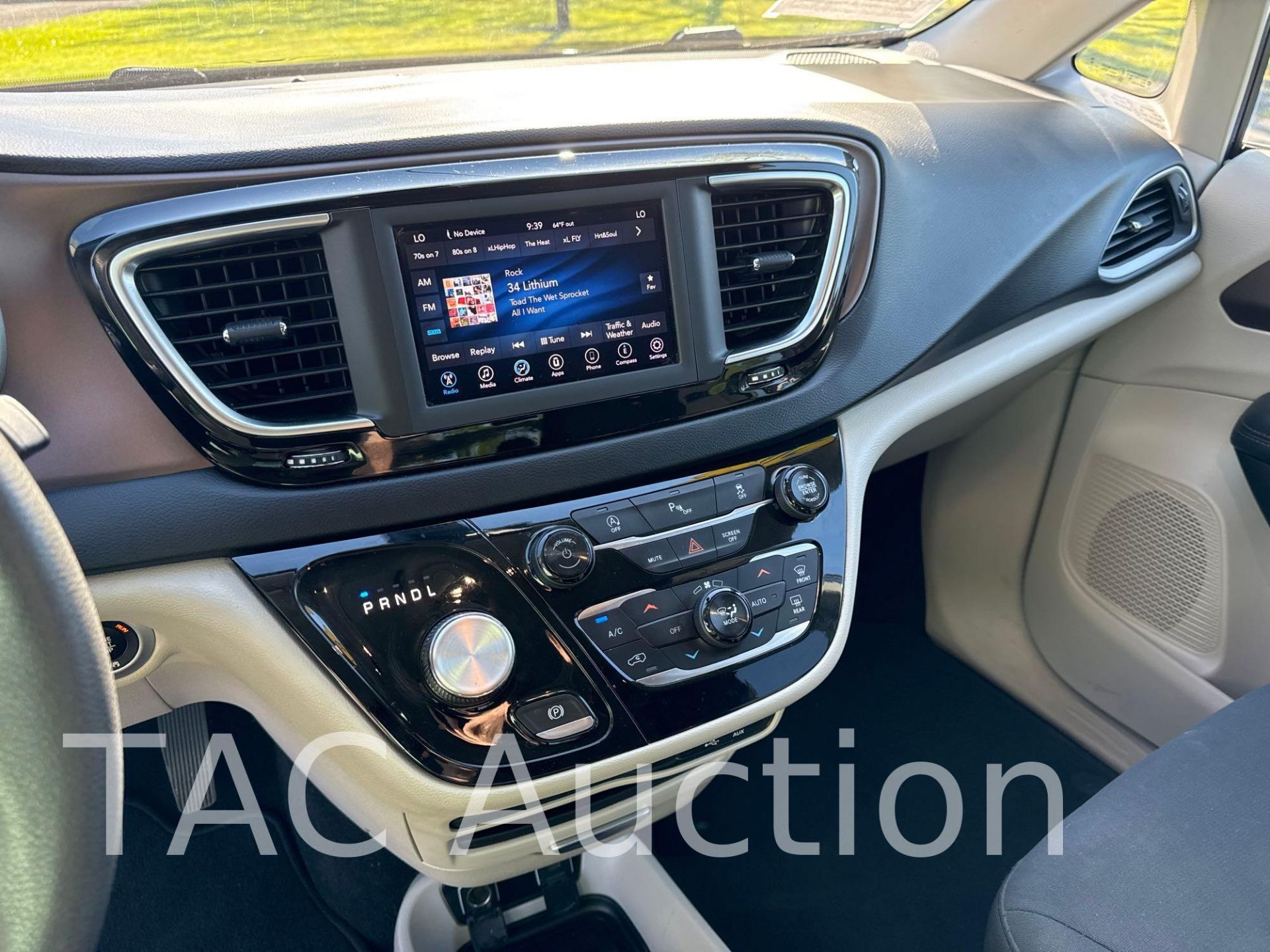 2018 Chrysler Pacifica Touring Plus Mini Van - Image 14 of 40