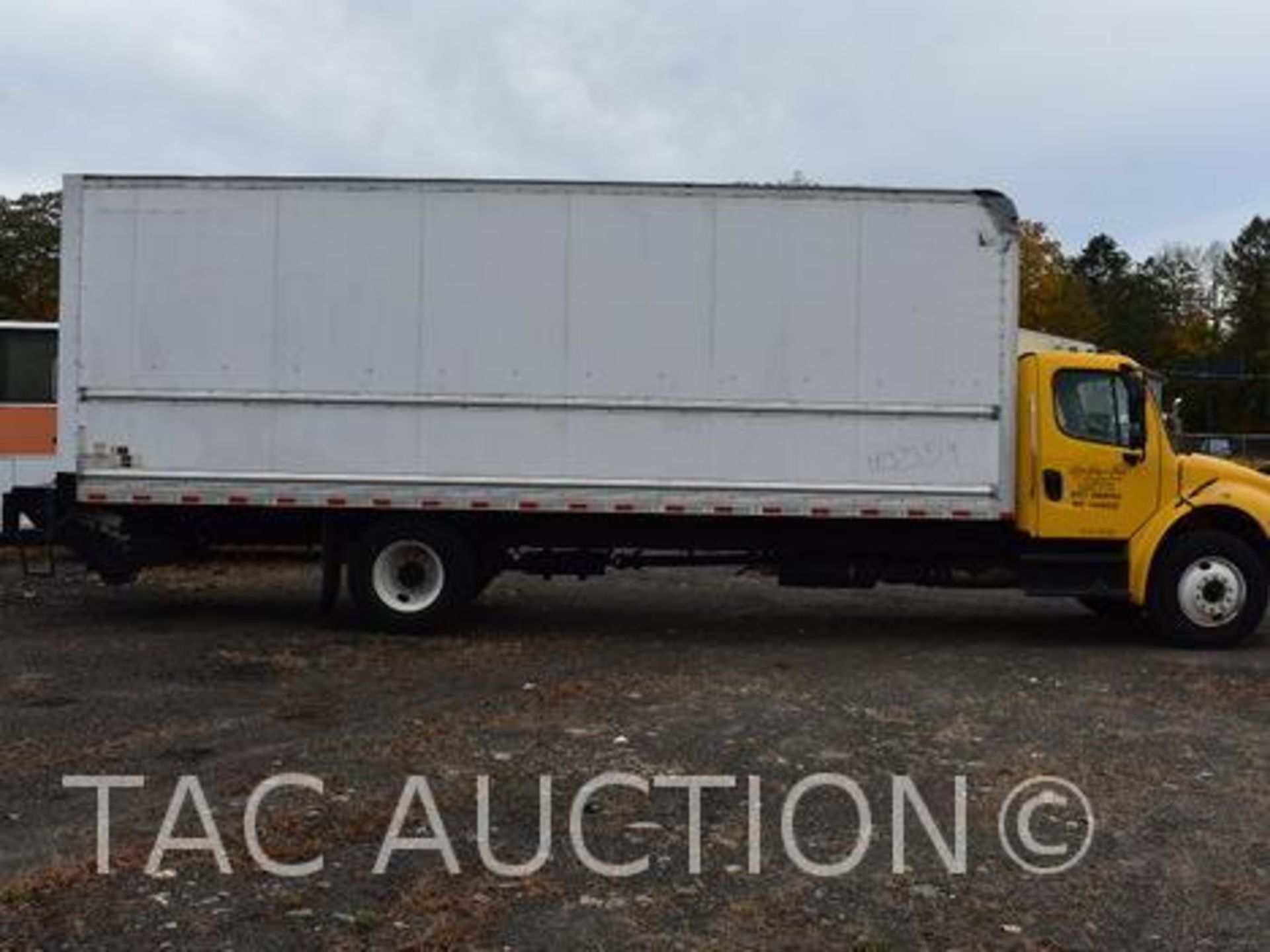 2016 Freightliner M2 26ft Box Truck - Image 7 of 46