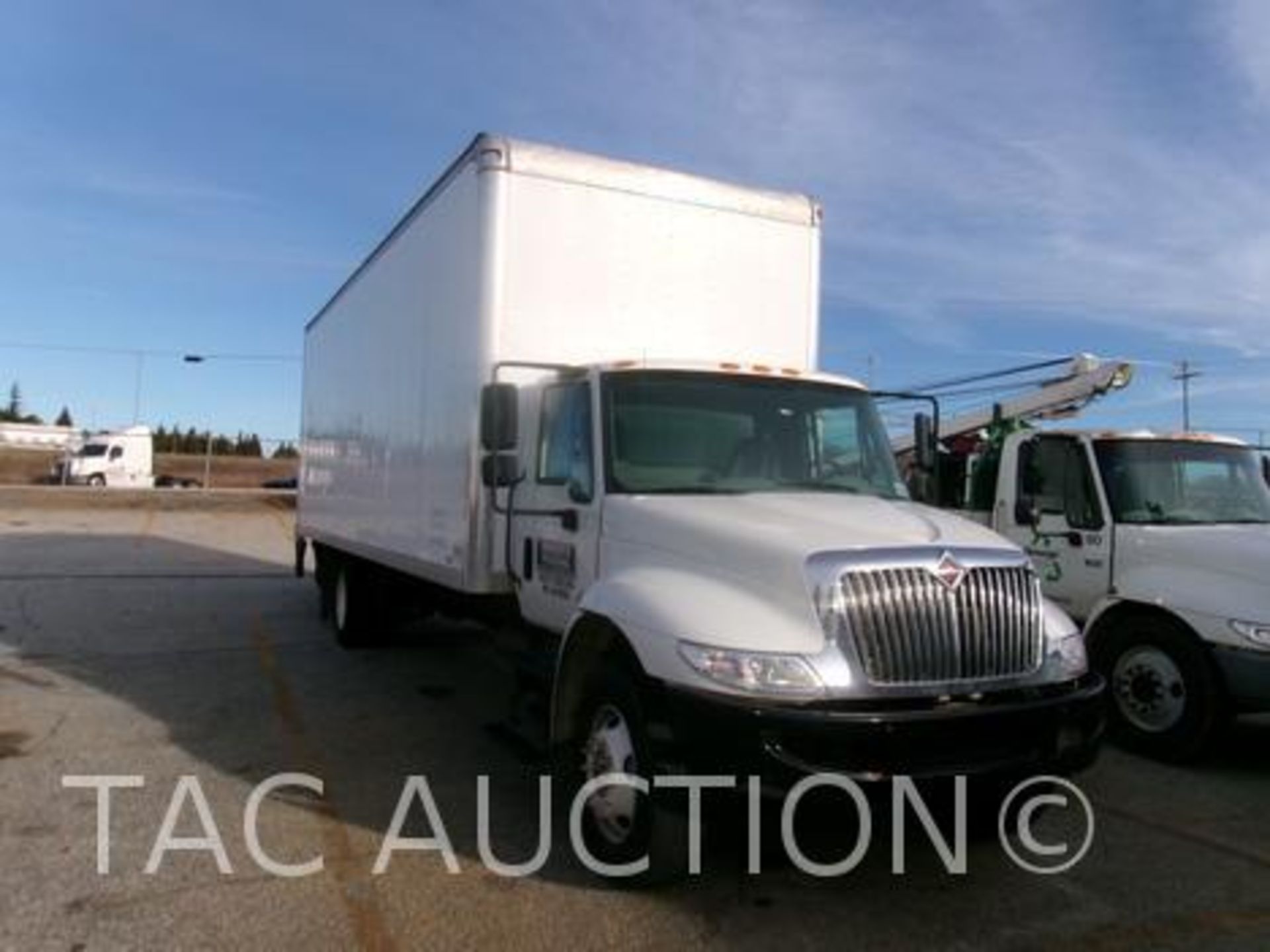 2016 International Durastar 4300 26ft Box Truck - Image 4 of 32