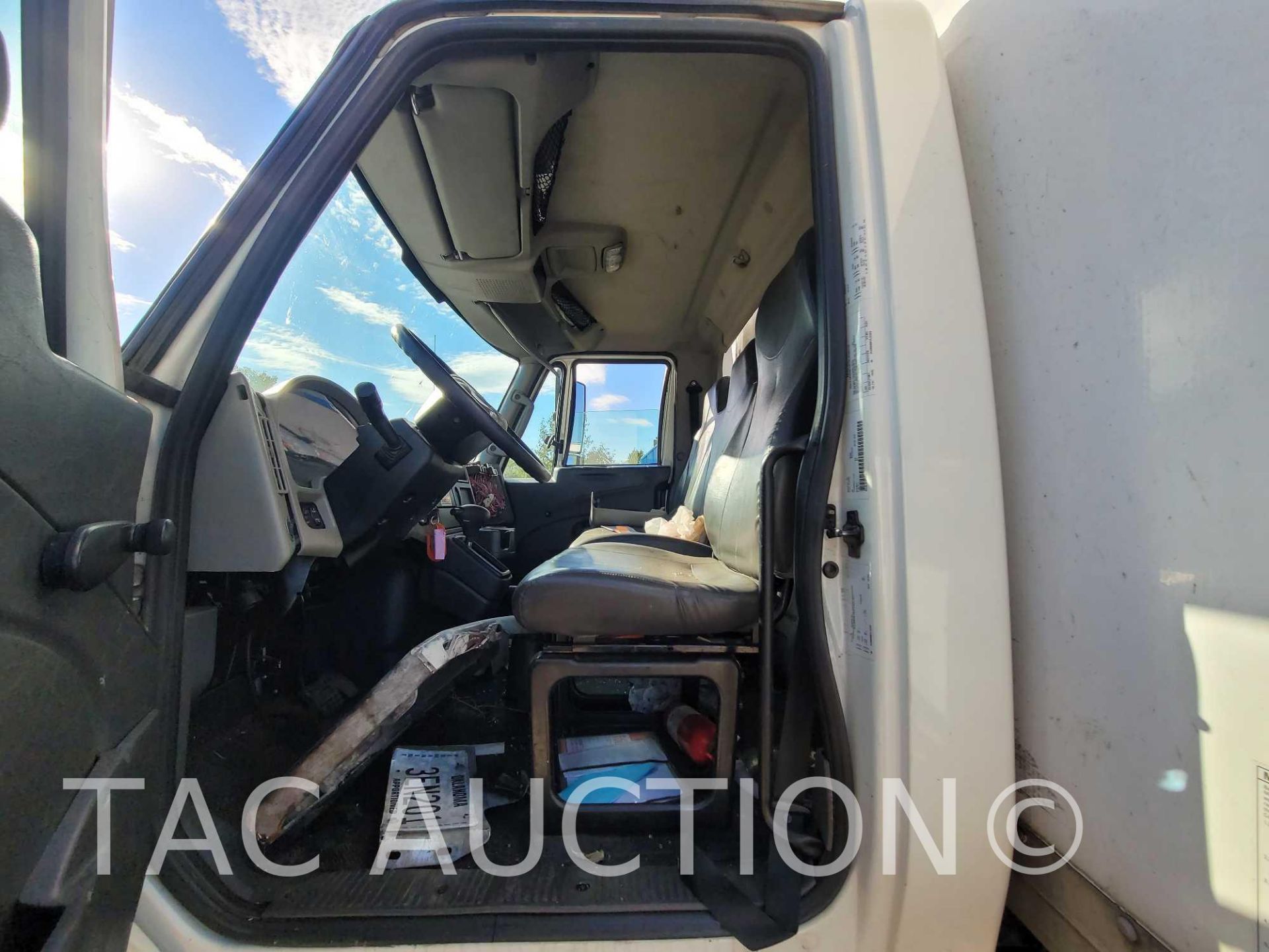 2015 International Durastar 4300 26ft Box Truck - Image 14 of 57