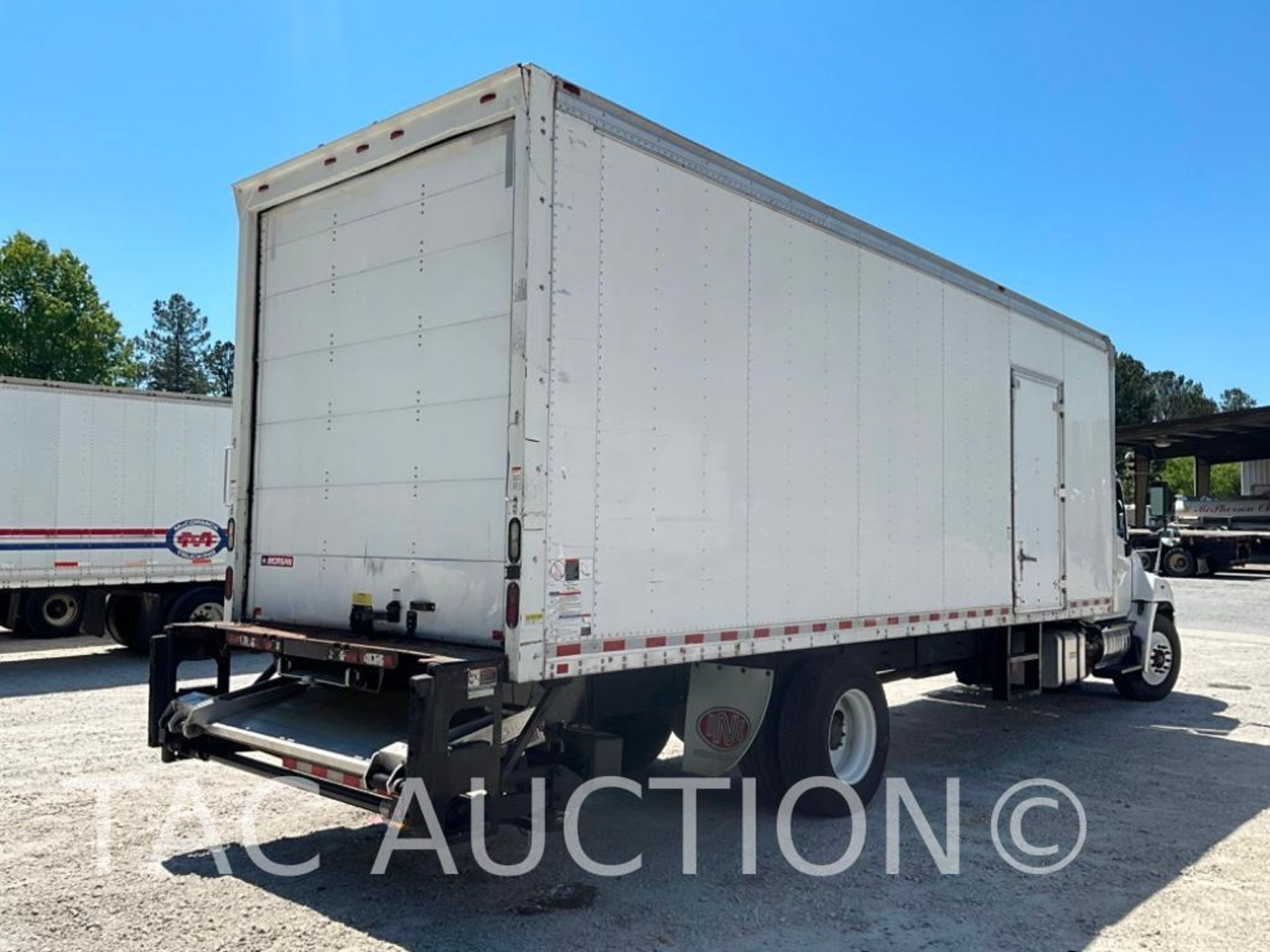 2016 Hino 268 26ft Box Truck With Liftgate - Image 5 of 69