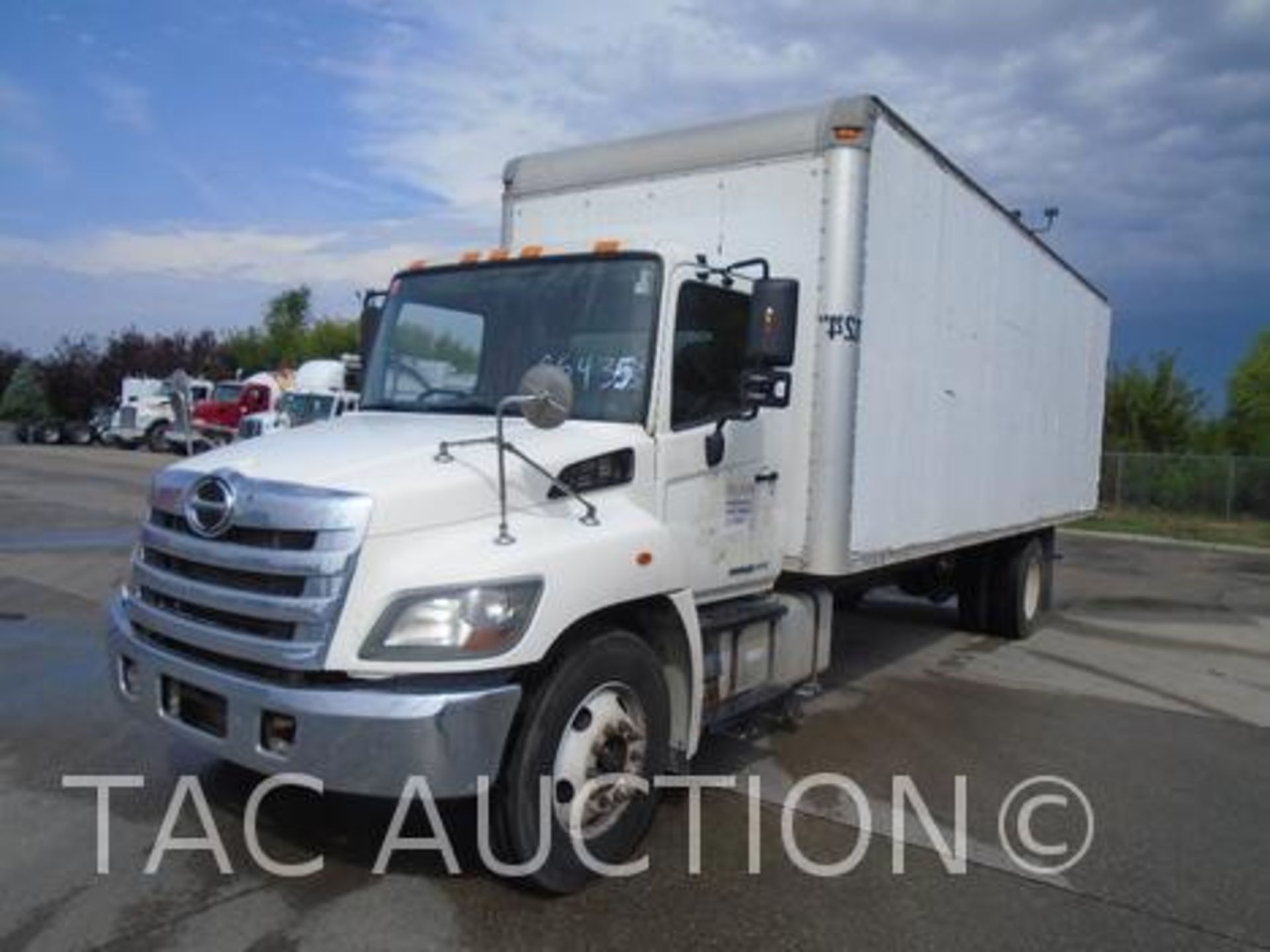 2015 Hino 338 26ft Box Truck