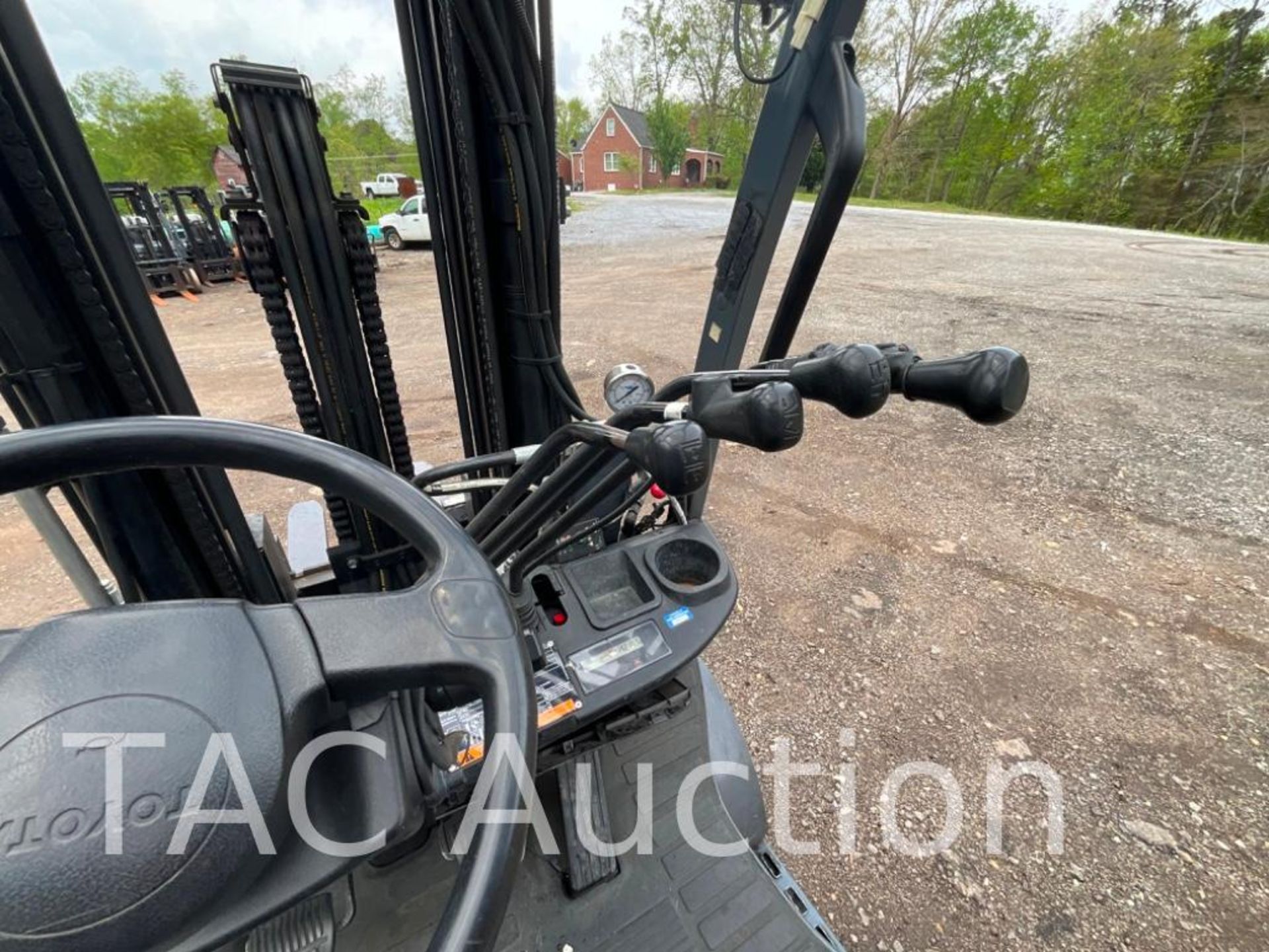 Toyota 8FGCU25 5000lb Forklift - Image 17 of 23