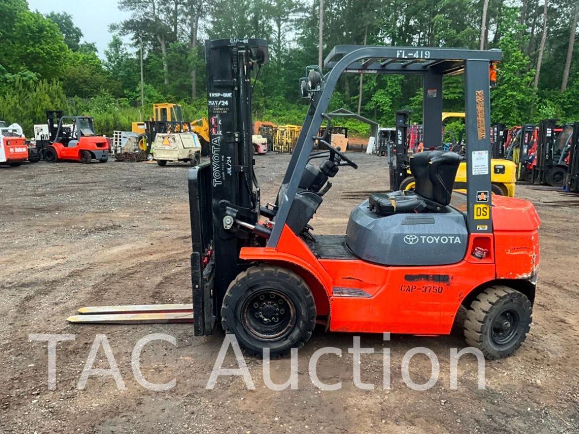 Toyota 7FD420 4000lb Diesel Forklift - Image 2 of 32