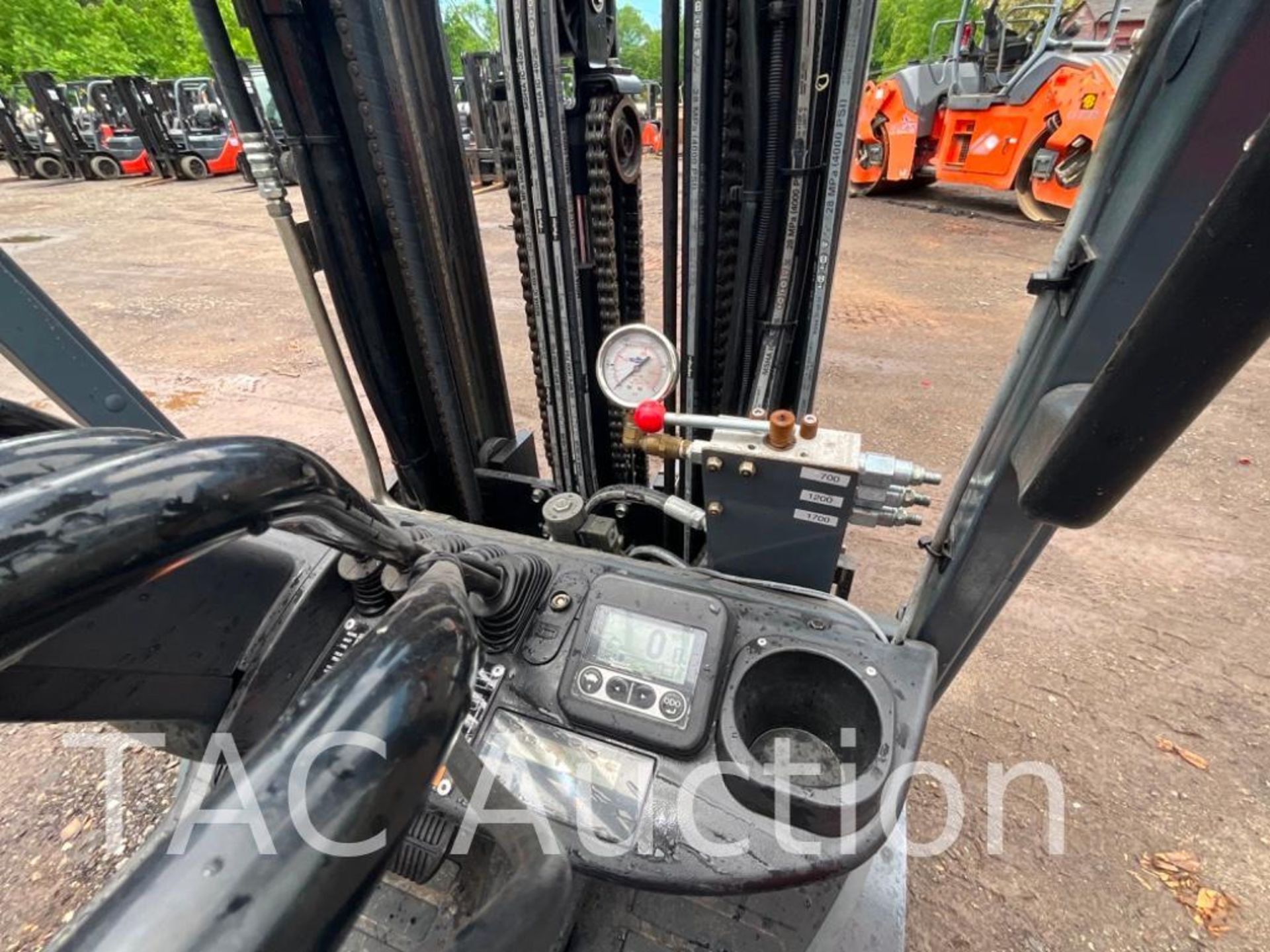 2015 Toyota 8FGCU25 5000lb Forklift - Image 12 of 19