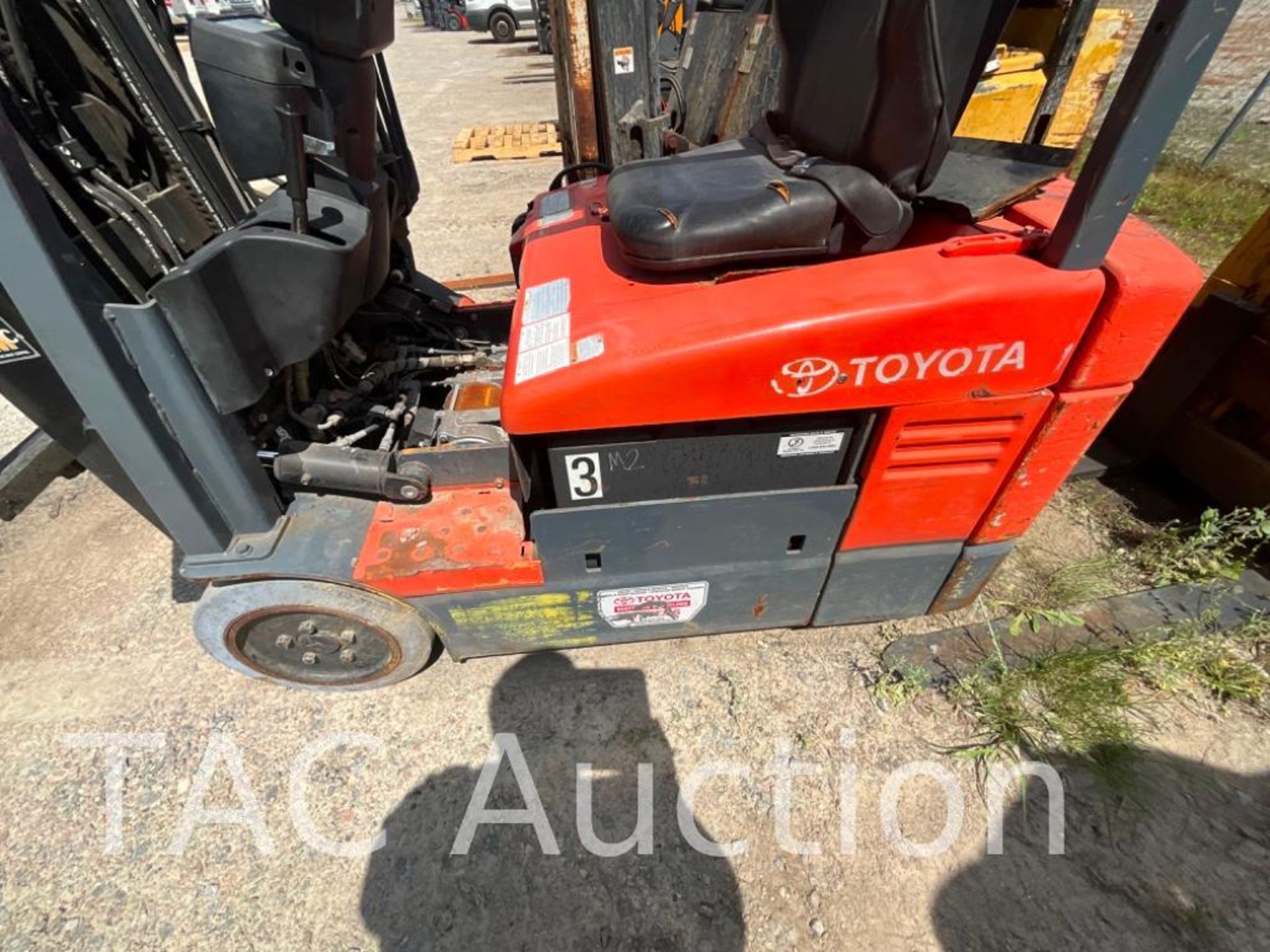 Toyota 2FBEU18 Electric Forklift - Image 8 of 28
