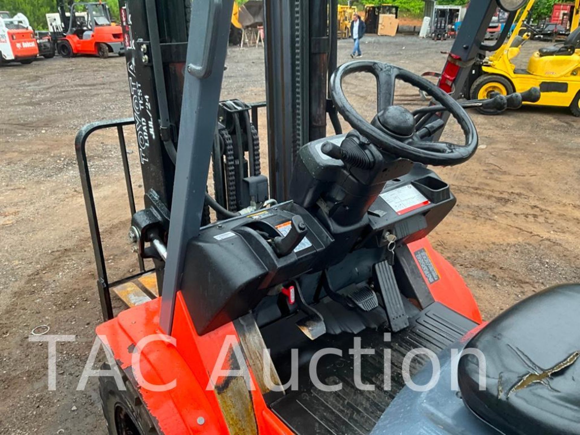 Toyota 7FD420 4000lb Diesel Forklift - Image 11 of 35