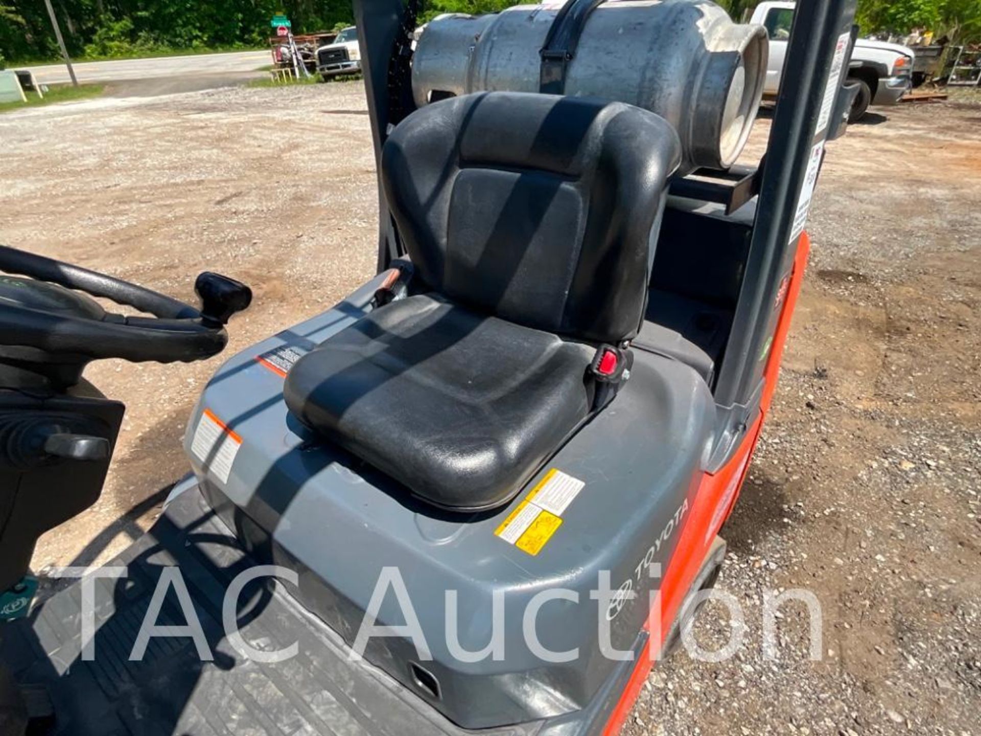 Toyota 8FGCU25 5000lb Propane Forklift - Image 10 of 17