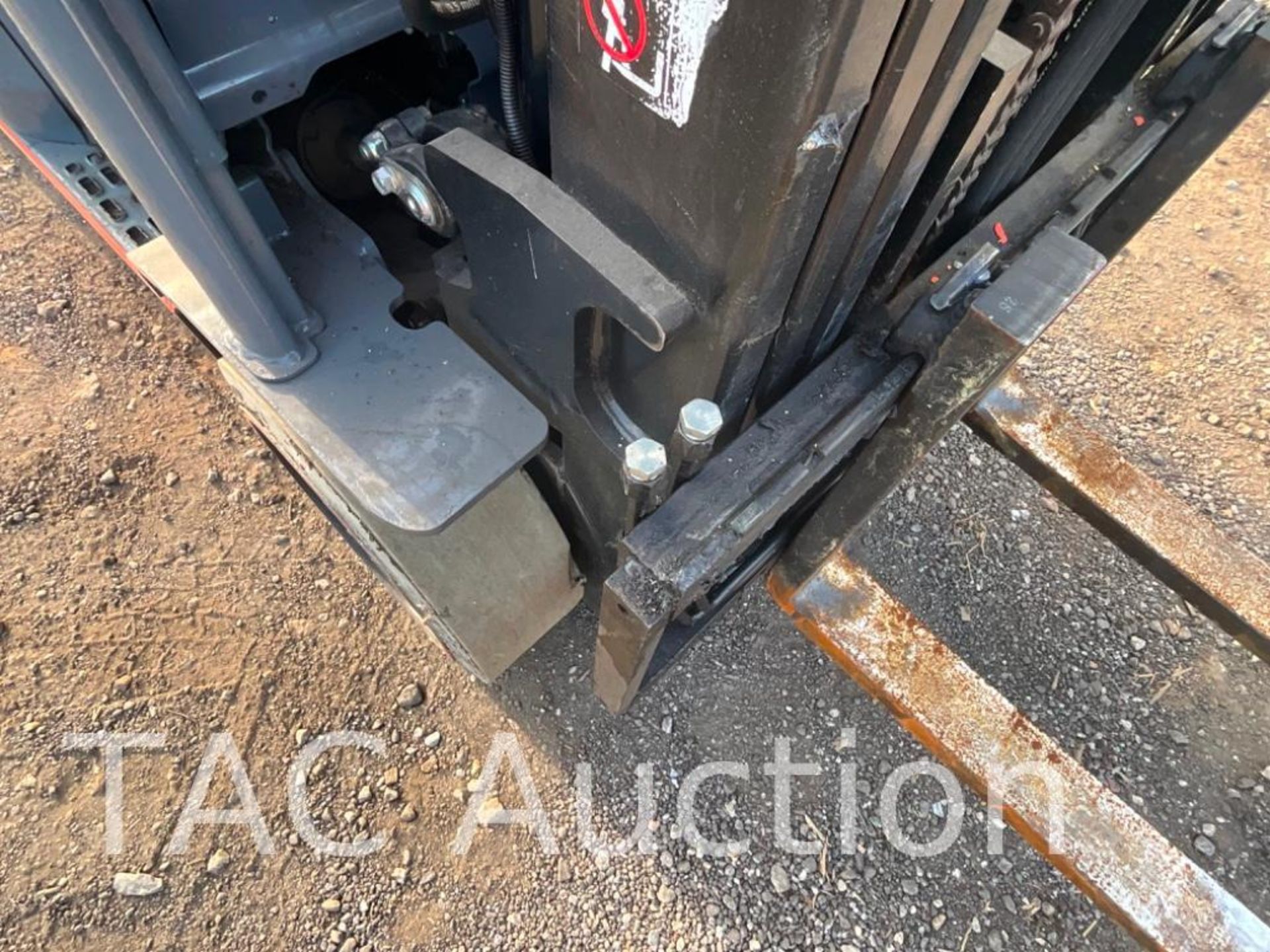 Toyota 8FGCU25 5000lb Forklift - Image 9 of 19