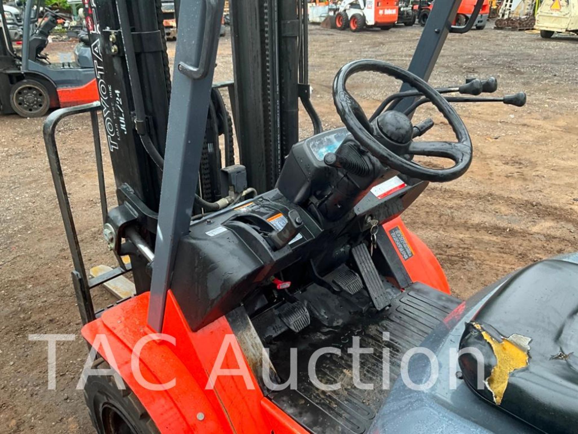 Toyota 7FD420 4000lb Diesel Forklift - Image 11 of 32