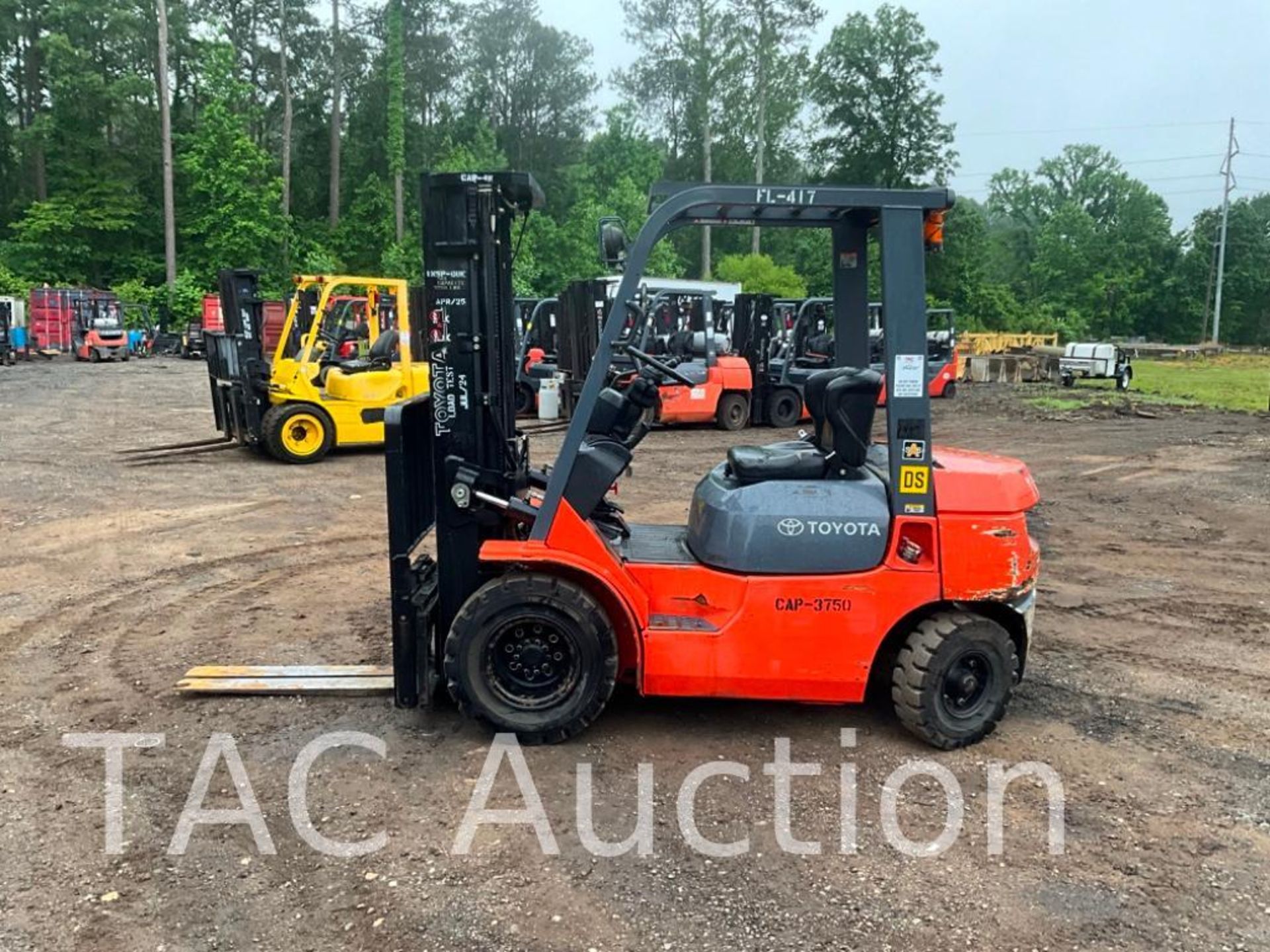 Toyota 7FD420 4000lb Diesel Forklift - Image 2 of 35