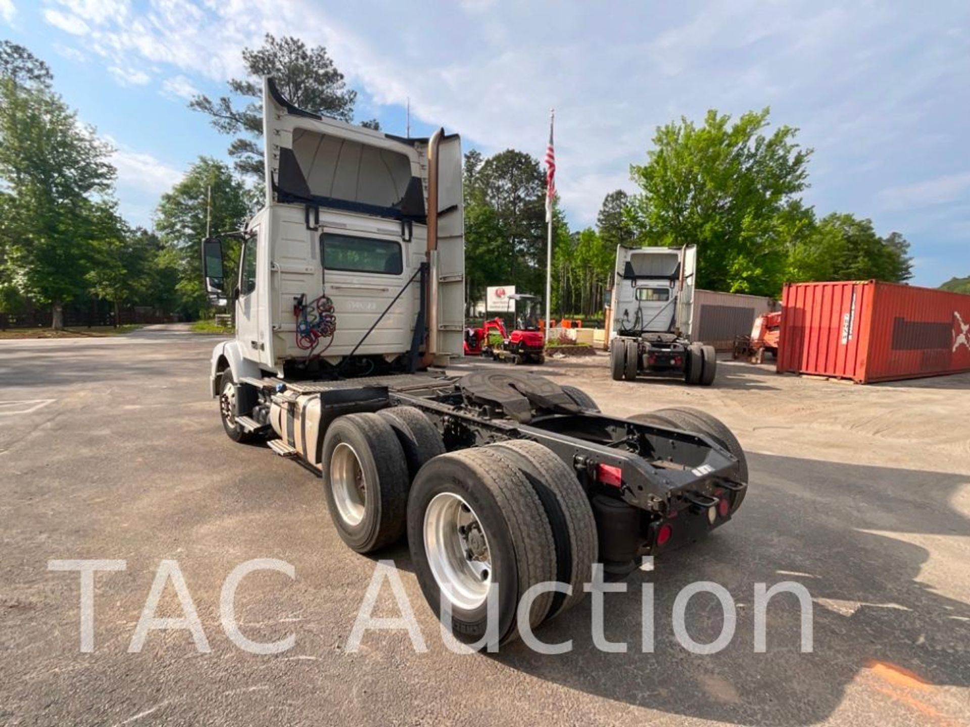 2015 Volvo VNM Day Cab - Image 3 of 52